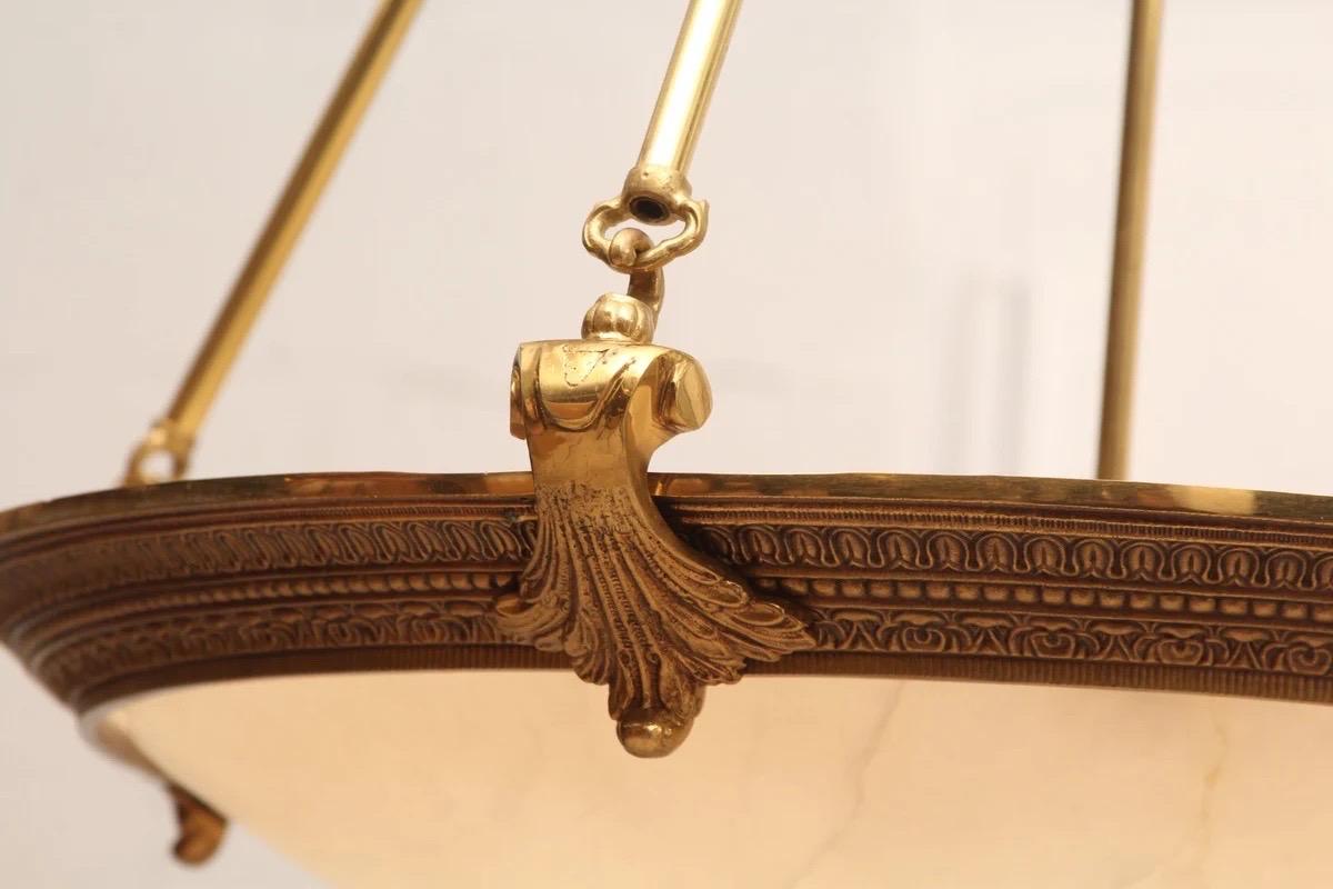 Laiton Lustre en albâtre et laiton de style Empire français en vente