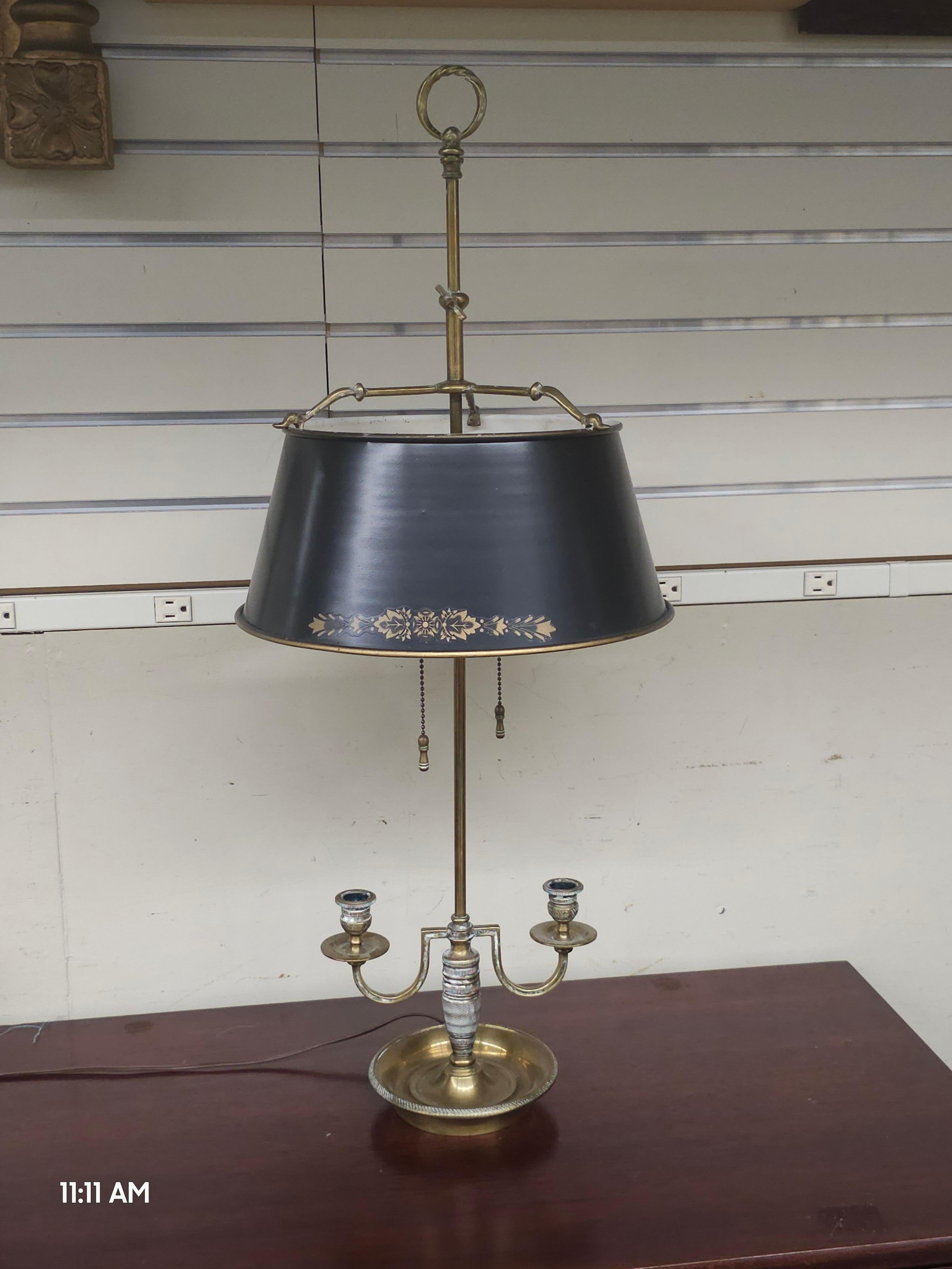 Chinoiseries Lampe de table Bouillotte en laiton de style Empire en vente