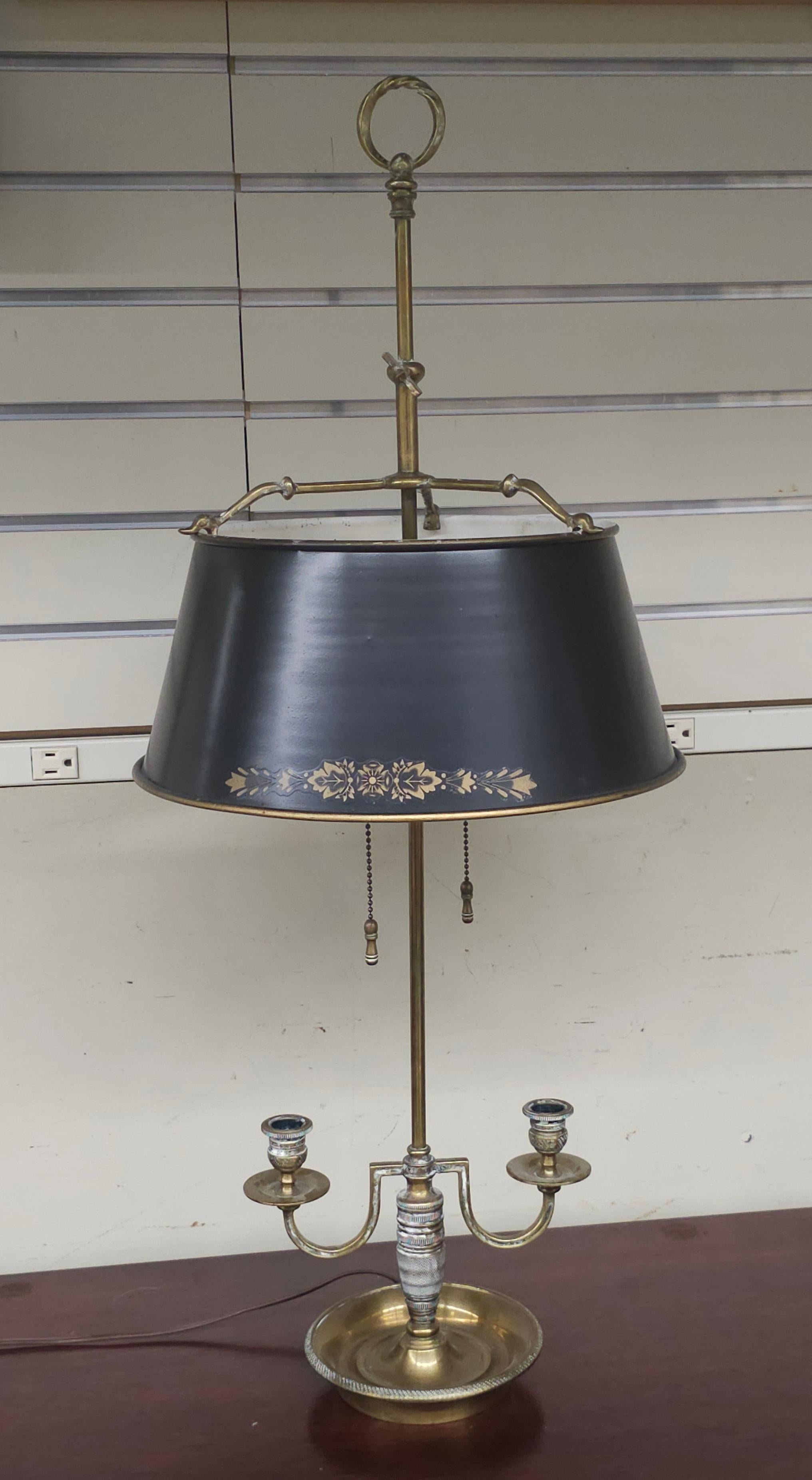 Français Lampe de table Bouillotte en laiton de style Empire en vente