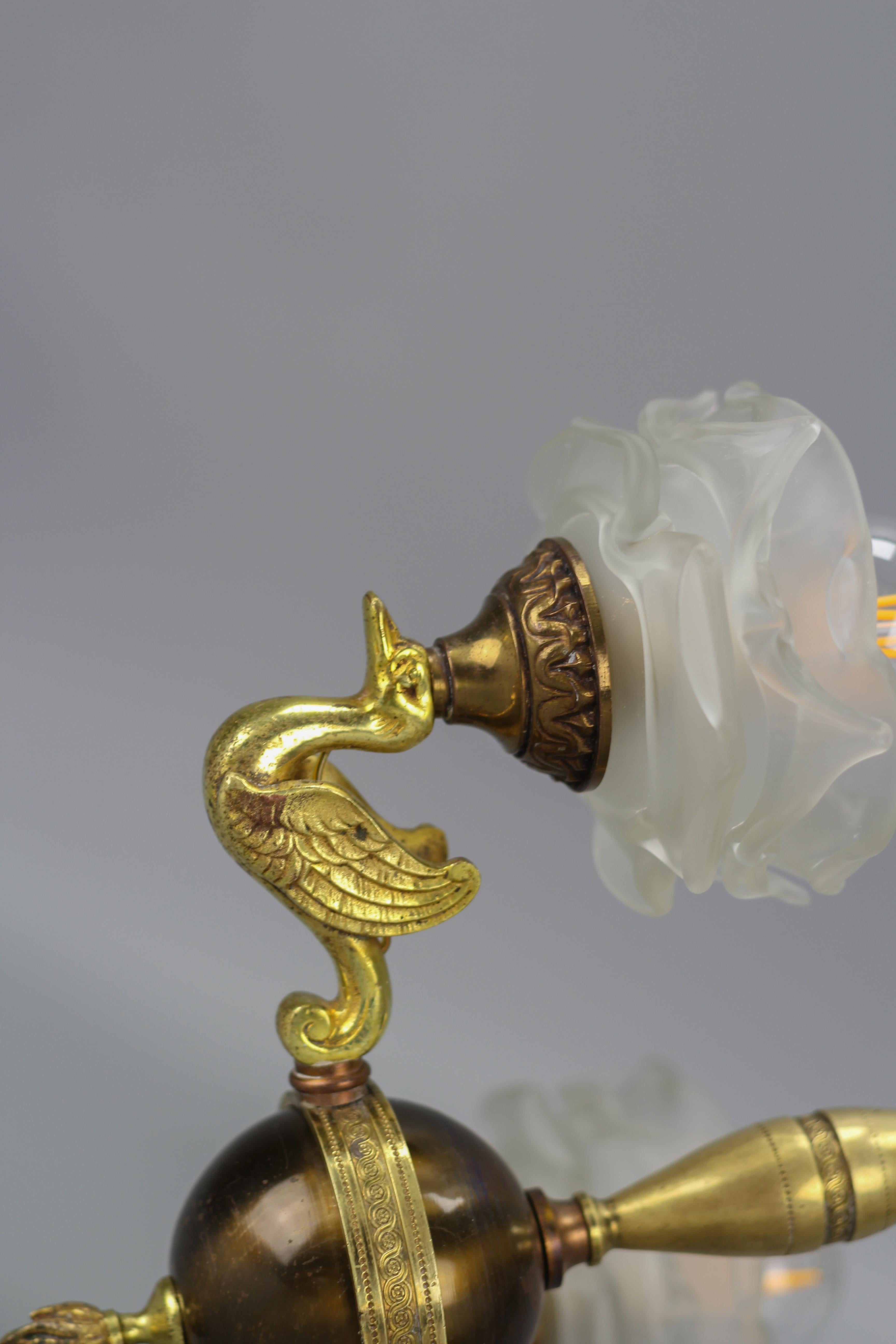 Dreiflammiger Kronleuchter aus Messing, Bronze und Milchglas im Empire-Stil des französischen Empire im Angebot 5