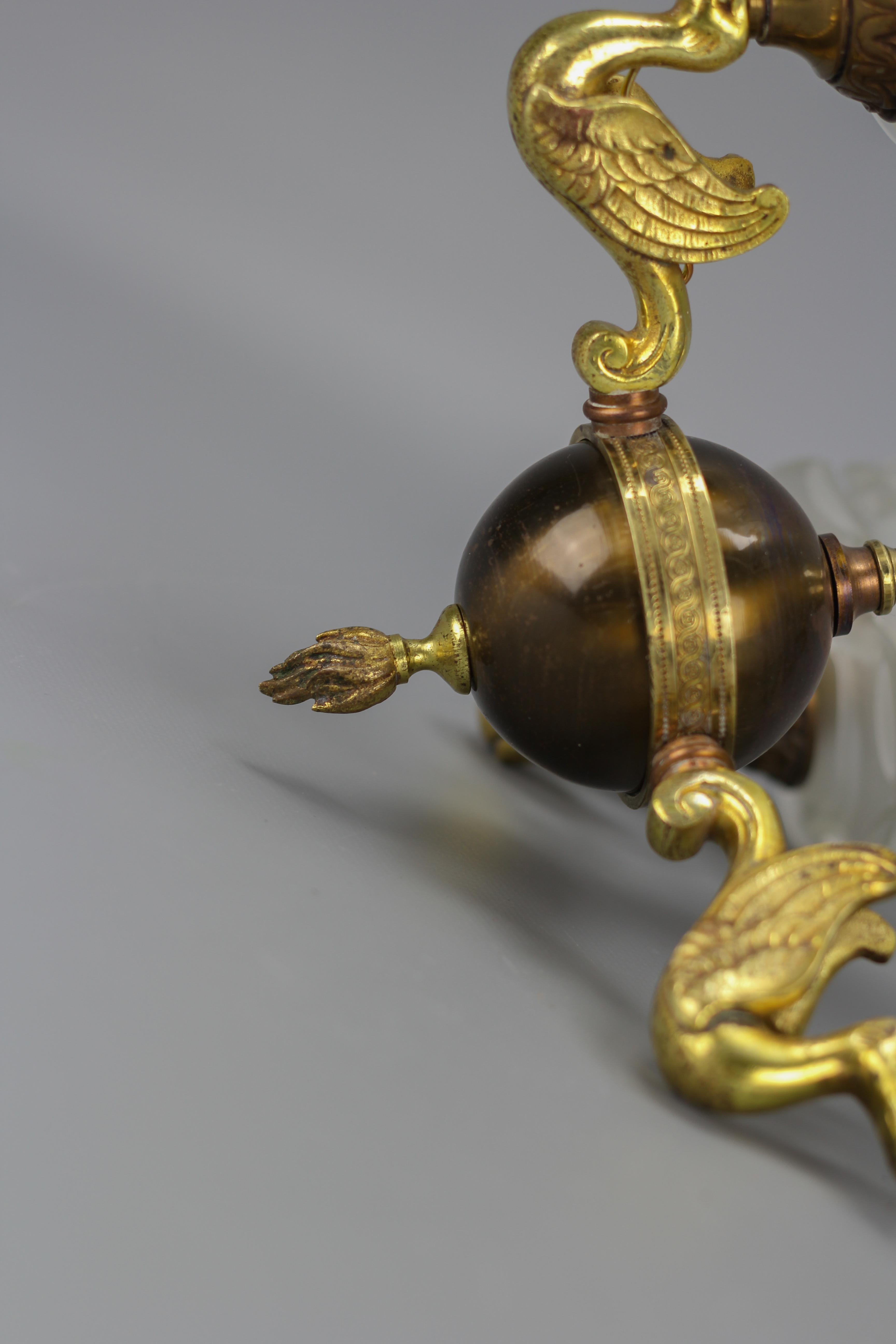 Dreiflammiger Kronleuchter aus Messing, Bronze und Milchglas im Empire-Stil des französischen Empire im Angebot 6