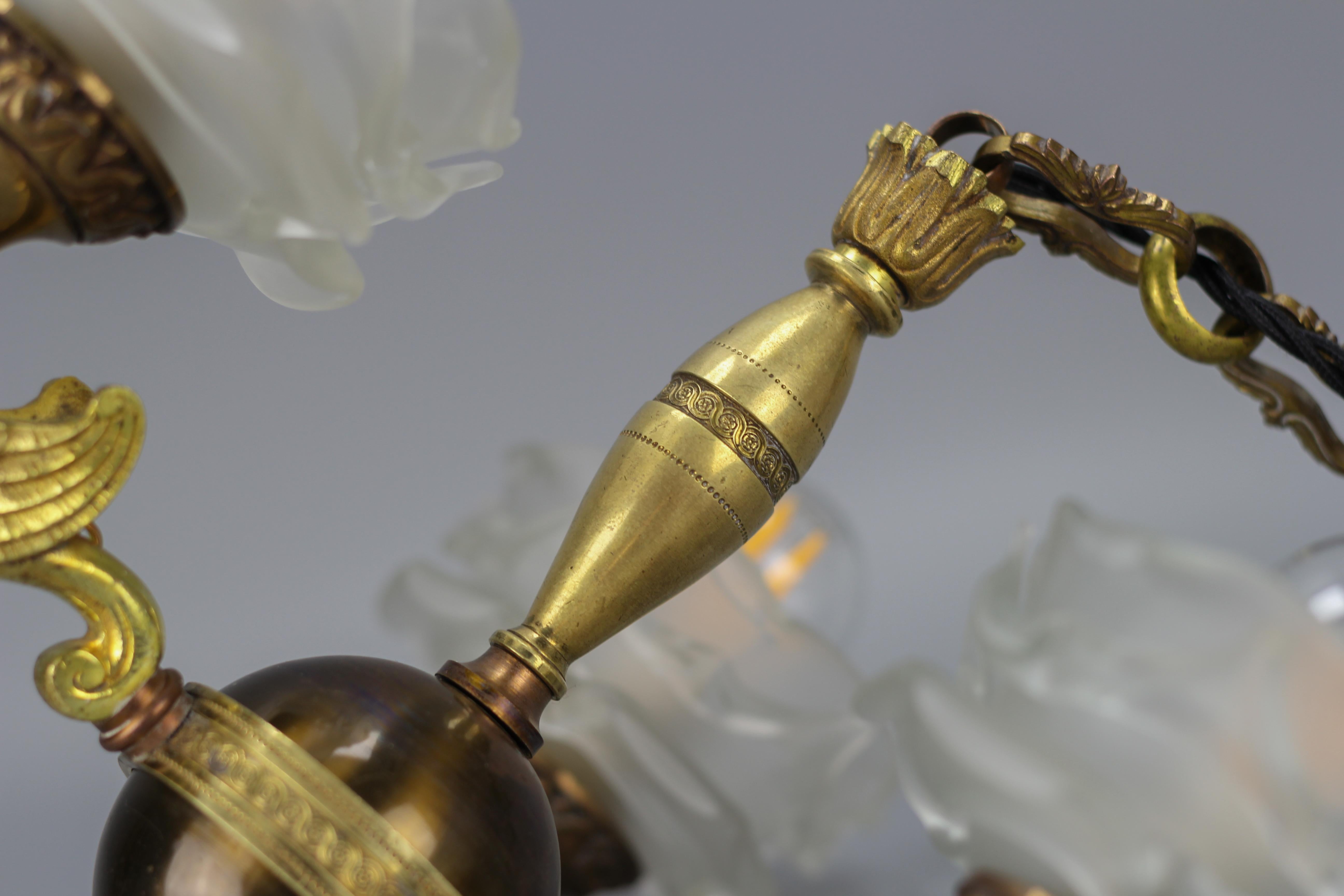 Dreiflammiger Kronleuchter aus Messing, Bronze und Milchglas im Empire-Stil des französischen Empire im Angebot 7