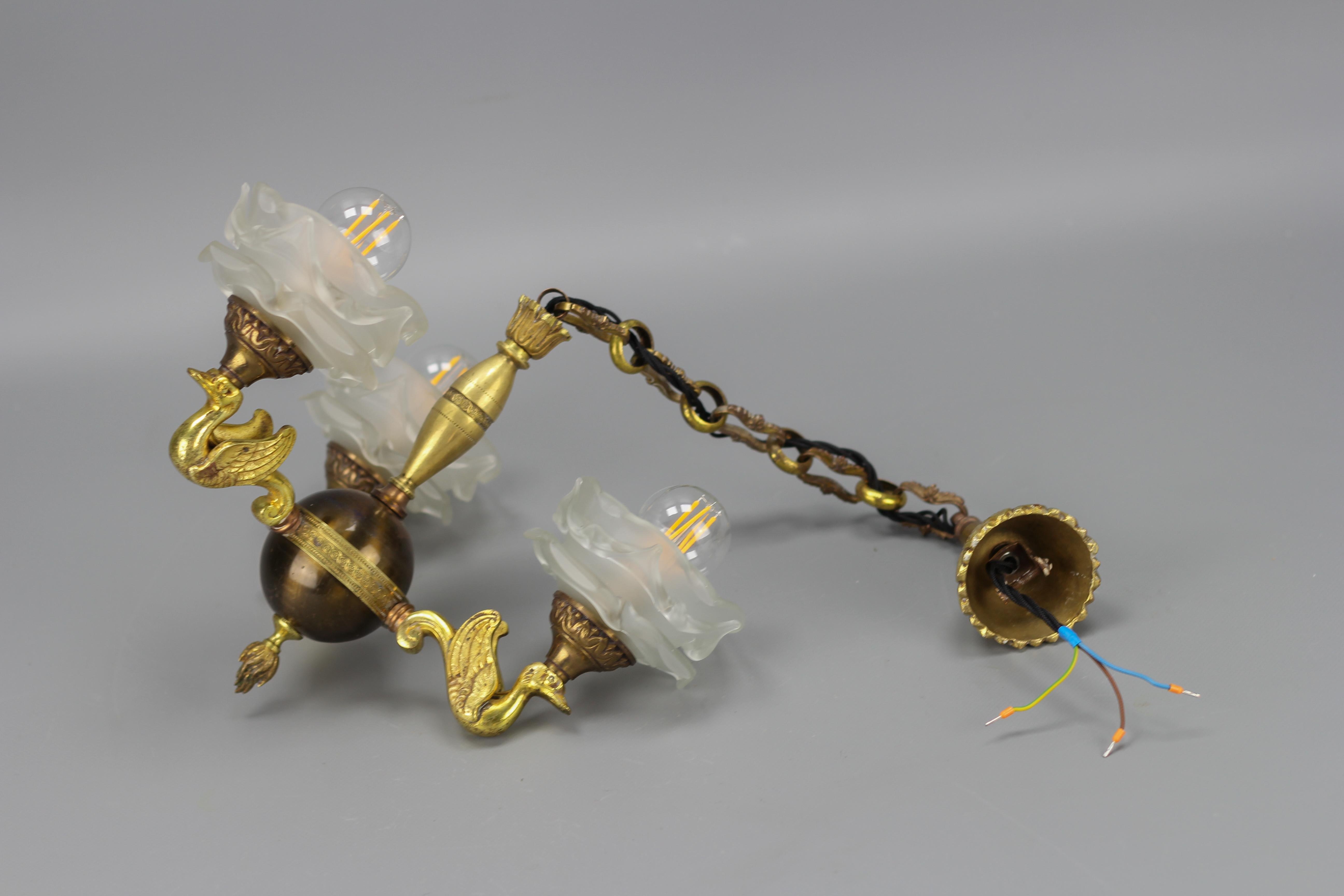Dreiflammiger Kronleuchter aus Messing, Bronze und Milchglas im Empire-Stil des französischen Empire im Angebot 8