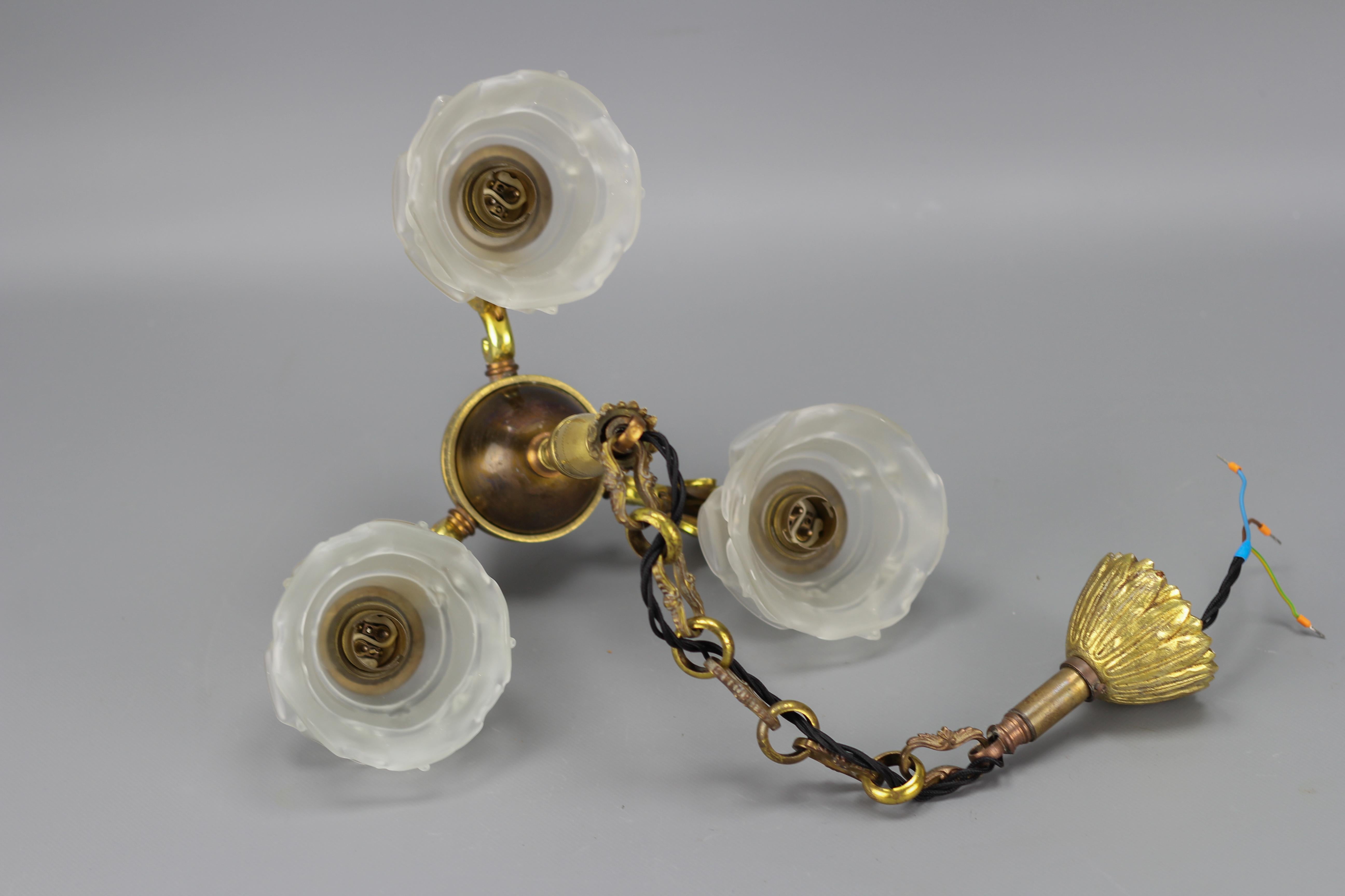 Dreiflammiger Kronleuchter aus Messing, Bronze und Milchglas im Empire-Stil des französischen Empire im Angebot 9