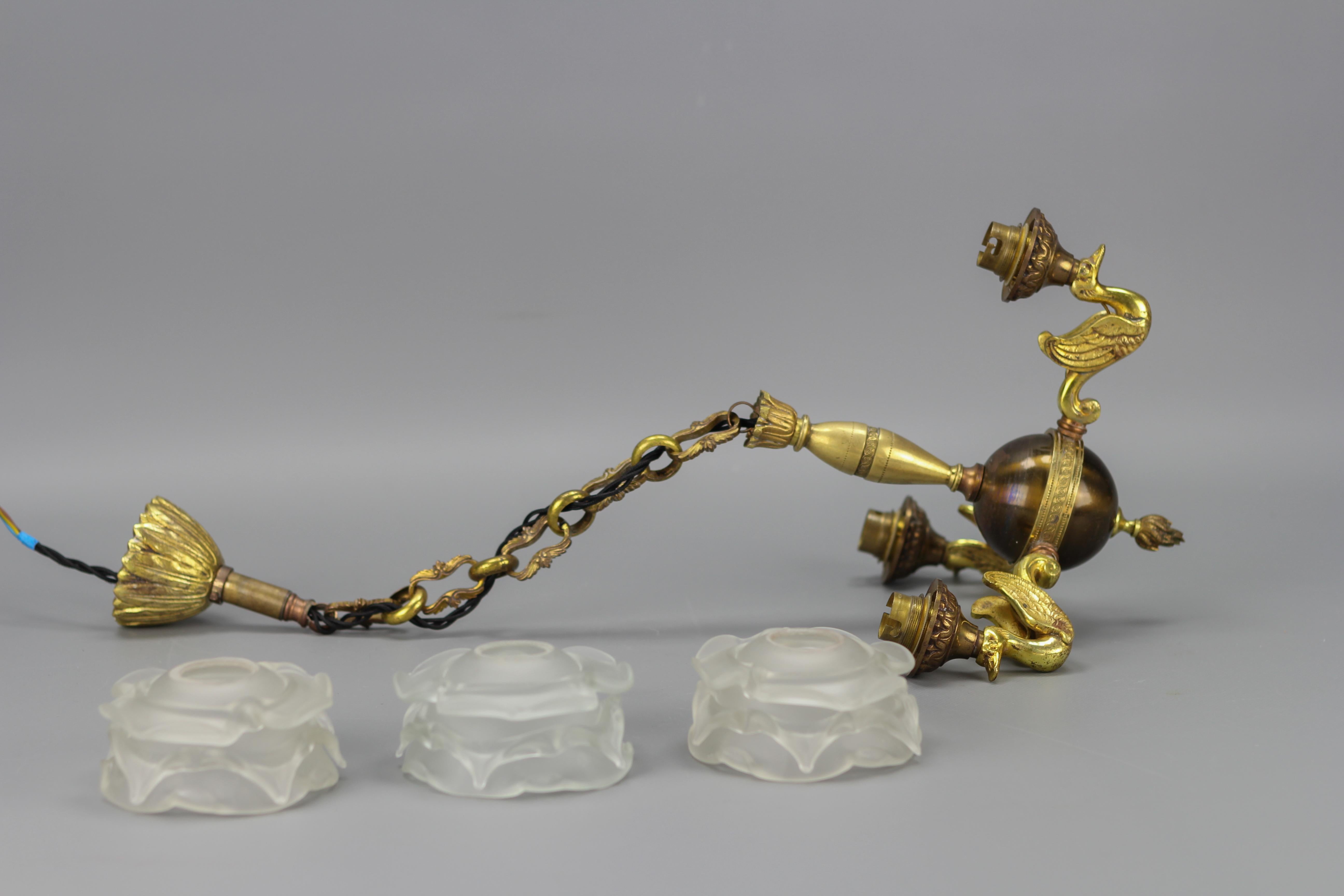 Dreiflammiger Kronleuchter aus Messing, Bronze und Milchglas im Empire-Stil des französischen Empire im Angebot 10