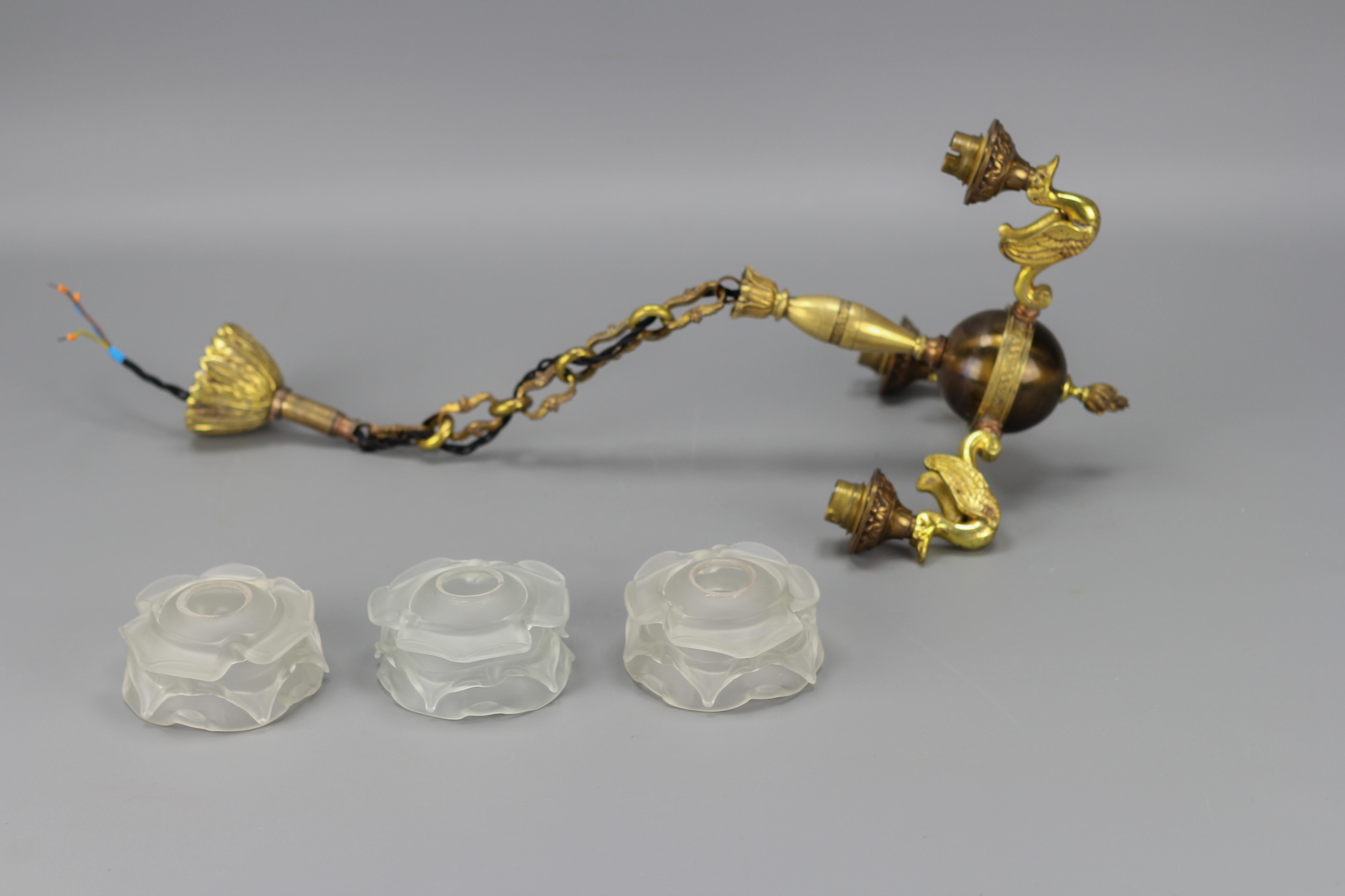 Dreiflammiger Kronleuchter aus Messing, Bronze und Milchglas im Empire-Stil des französischen Empire im Angebot 11
