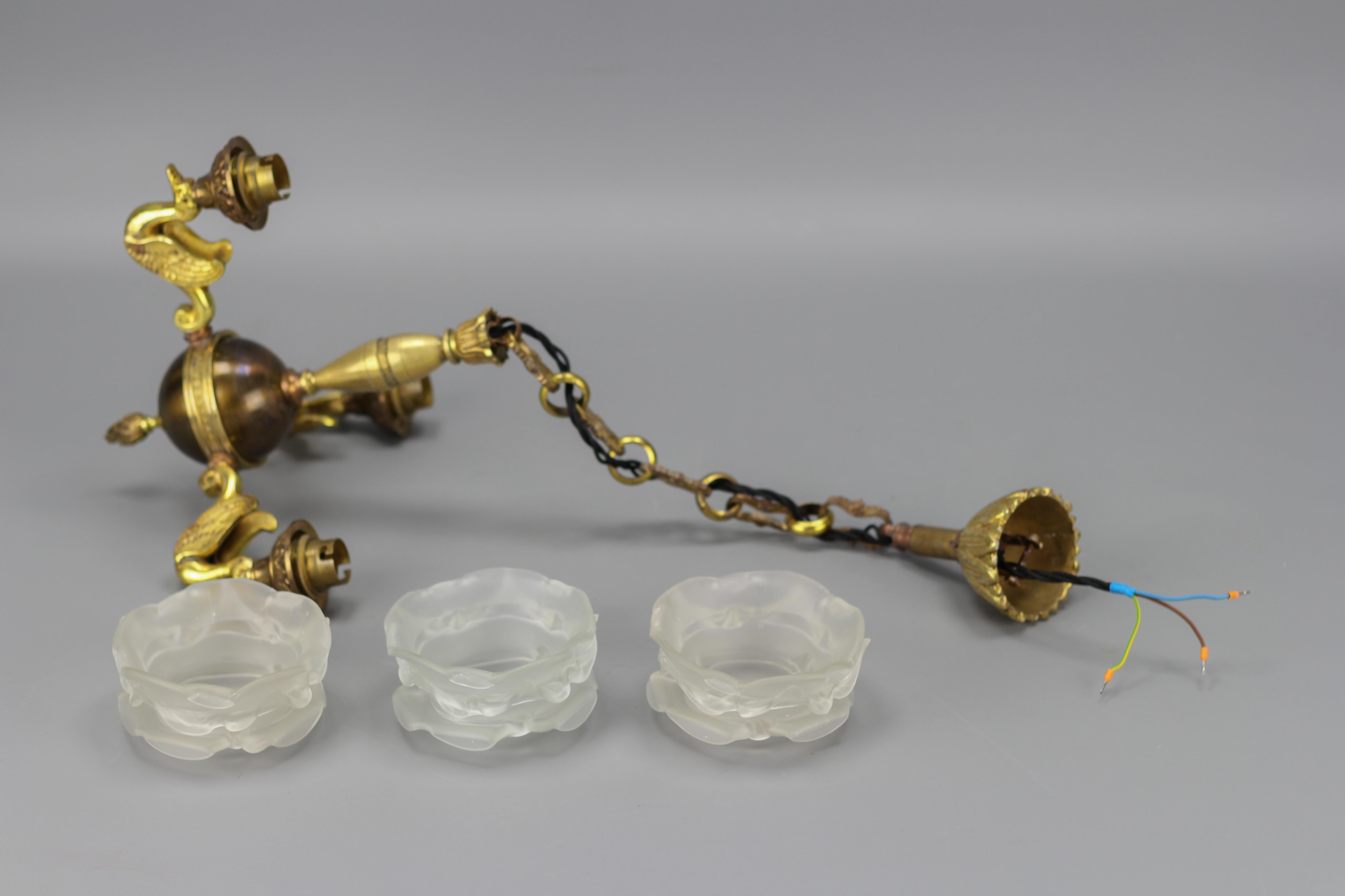 Dreiflammiger Kronleuchter aus Messing, Bronze und Milchglas im Empire-Stil des französischen Empire im Angebot 12