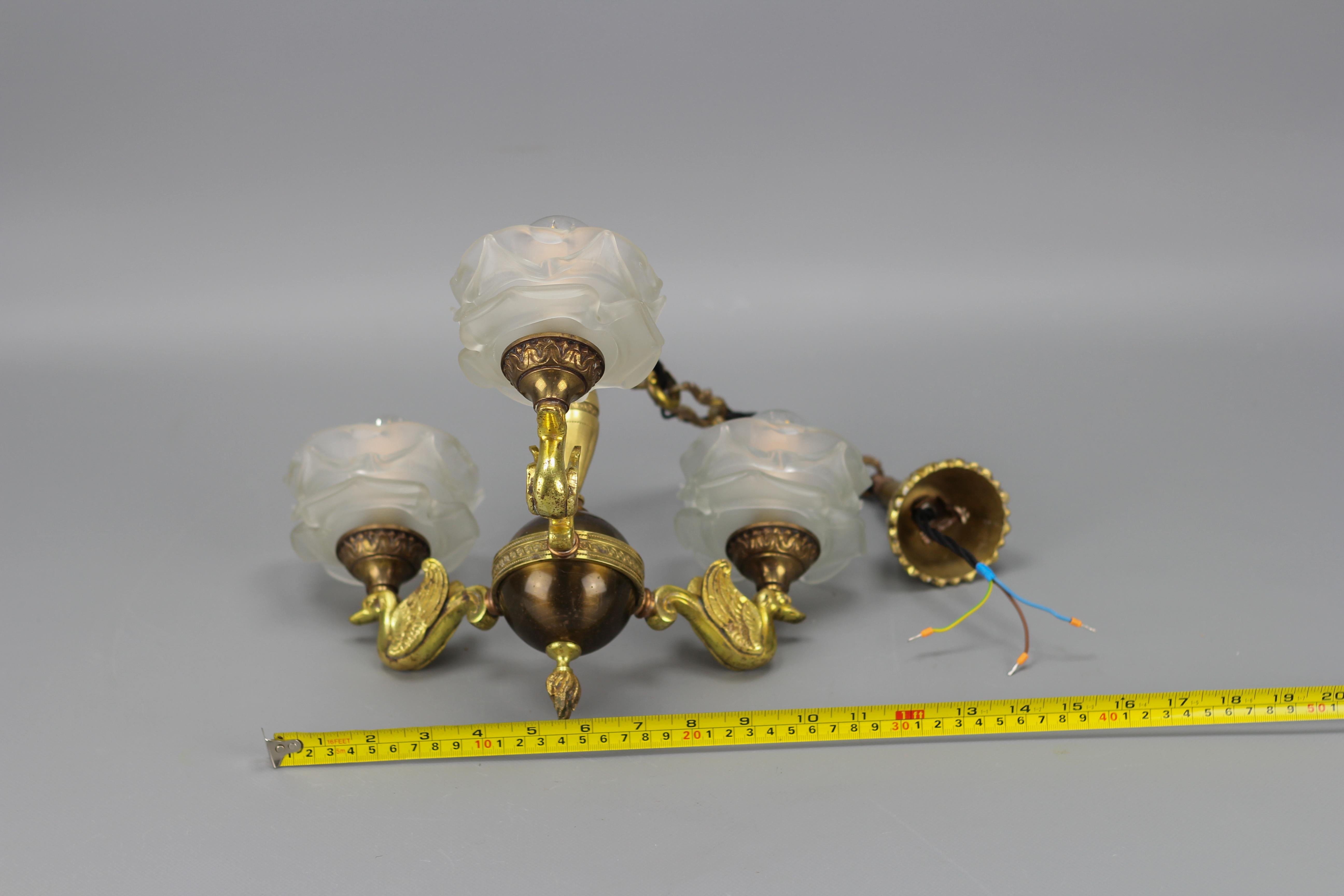Dreiflammiger Kronleuchter aus Messing, Bronze und Milchglas im Empire-Stil des französischen Empire im Angebot 14