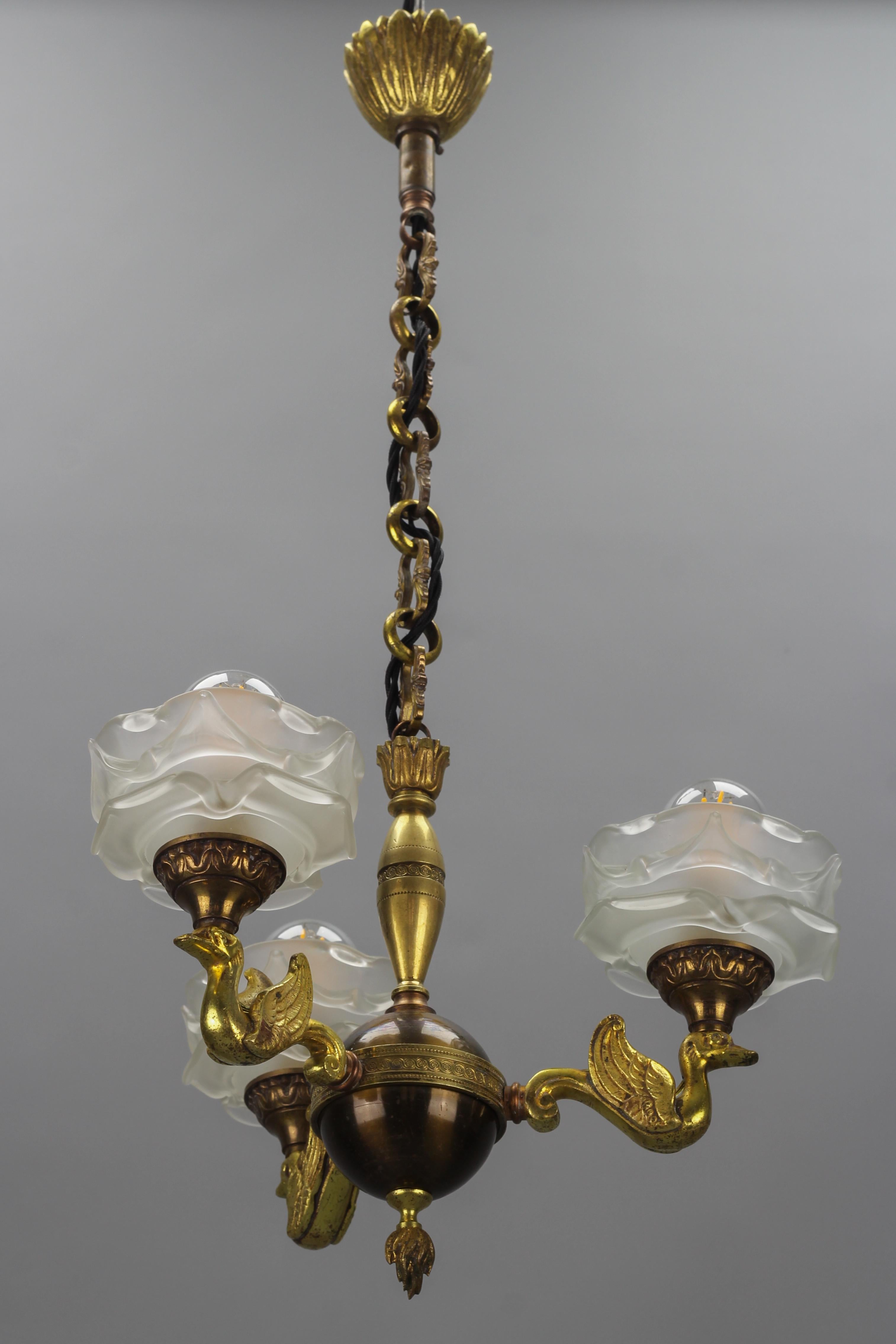 Milieu du XXe siècle Lustre à trois lumières de style Empire français en laiton, bronze et verre dépoli en vente