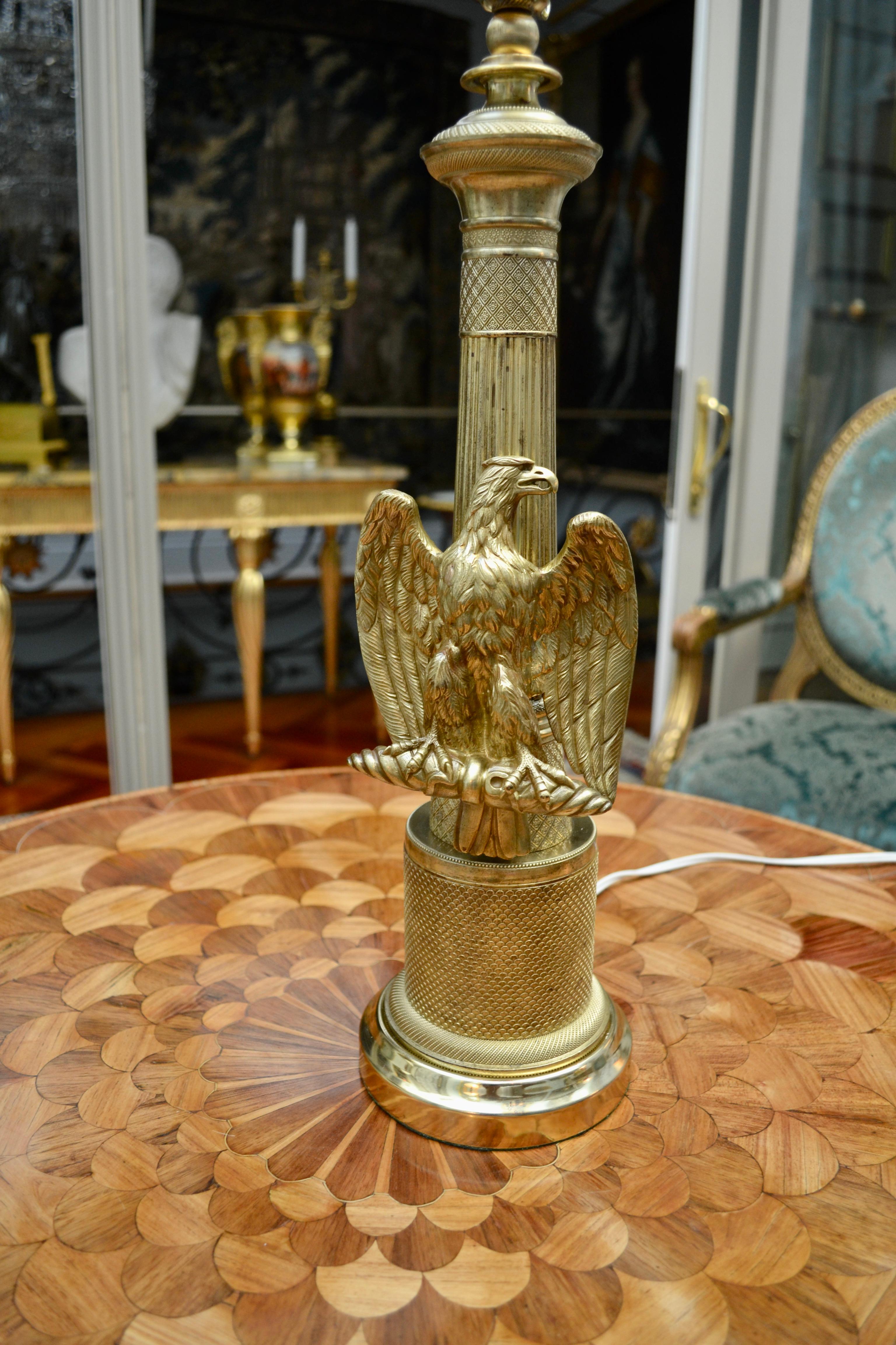 Französische Empire-Stil Messing Säule Lampe mit einem Adler im Angebot 5