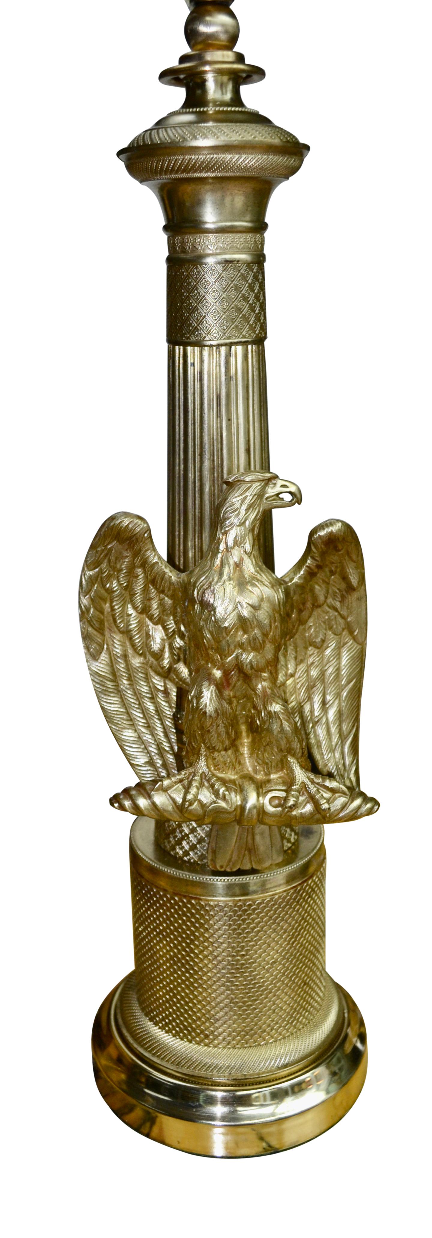 Lampe colonne en laiton de style Empire français avec aigle en vente 4