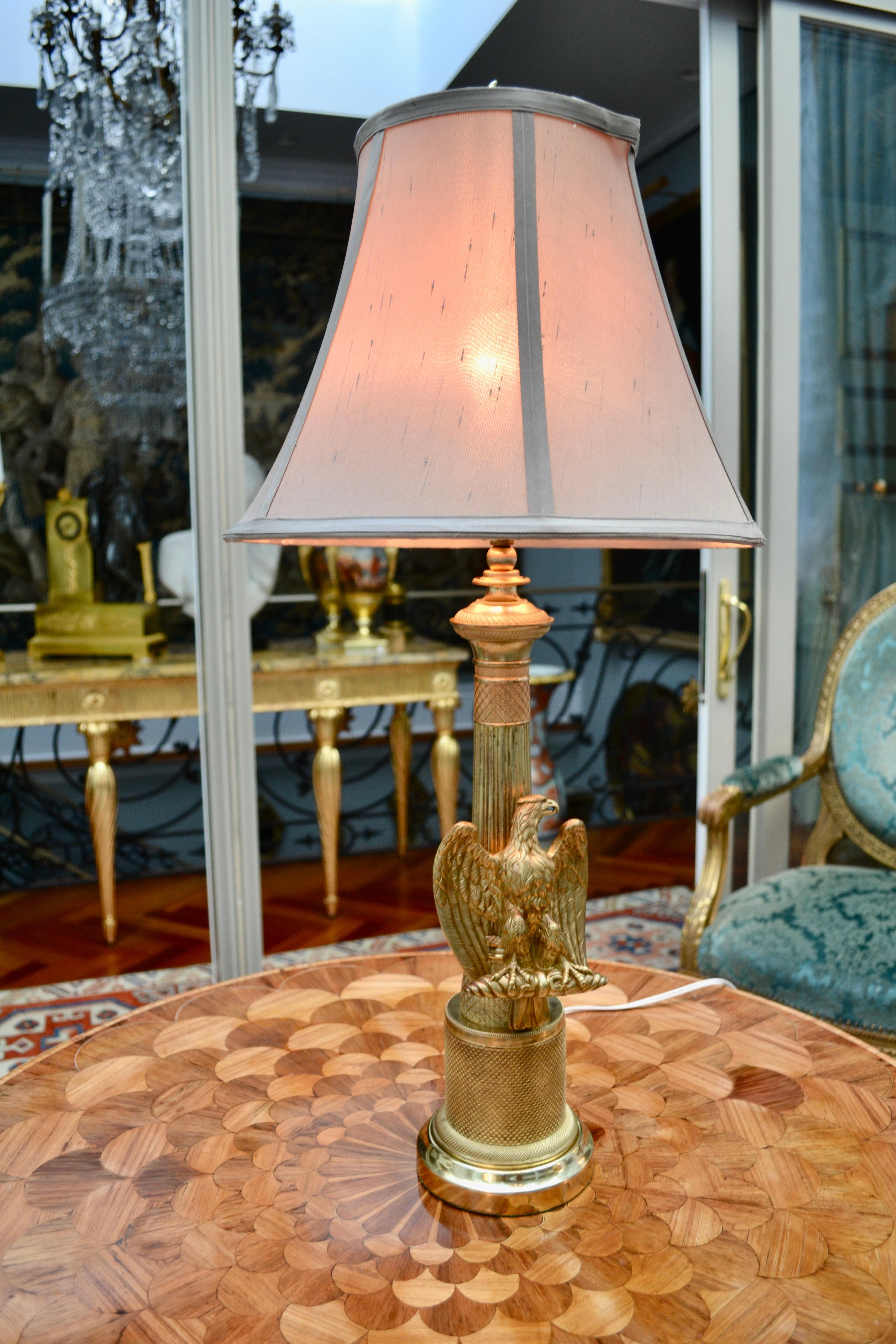 Französische Empire-Stil Messing Säule Lampe mit einem Adler im Angebot 1