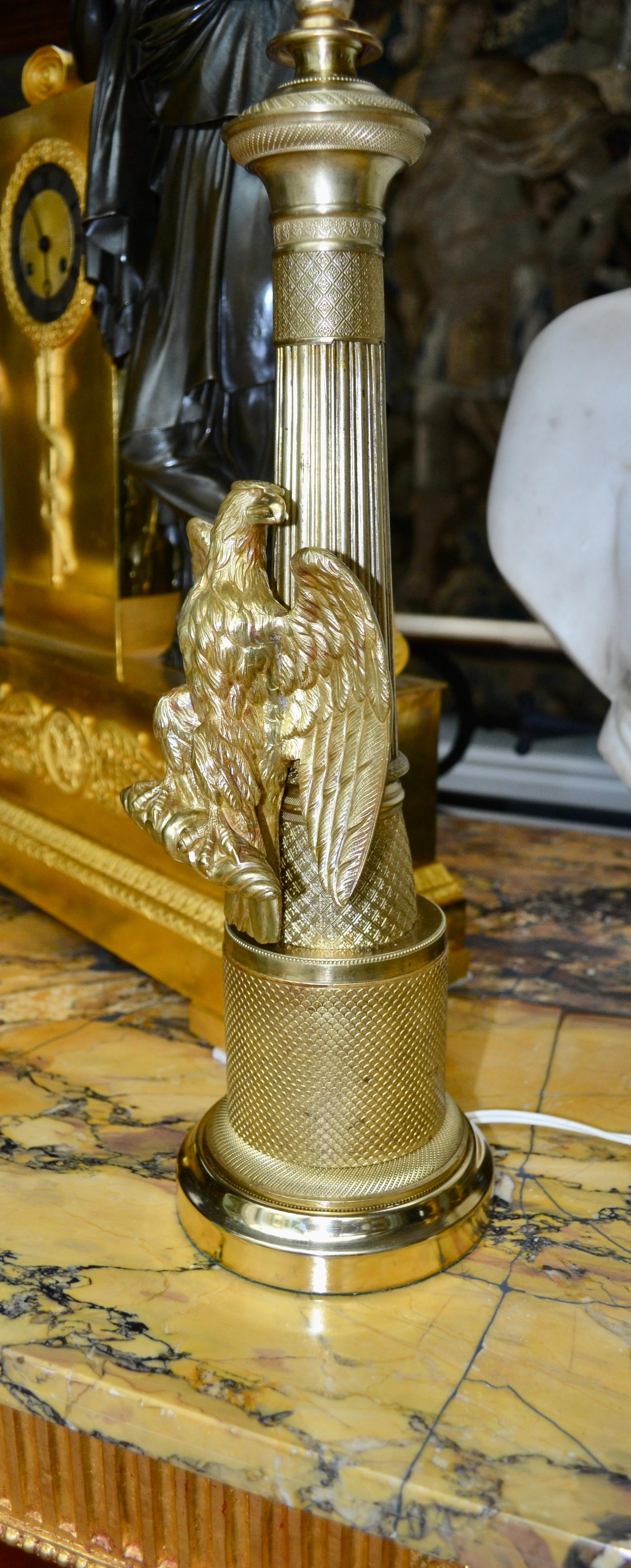 Französische Empire-Stil Messing Säule Lampe mit einem Adler im Angebot 2