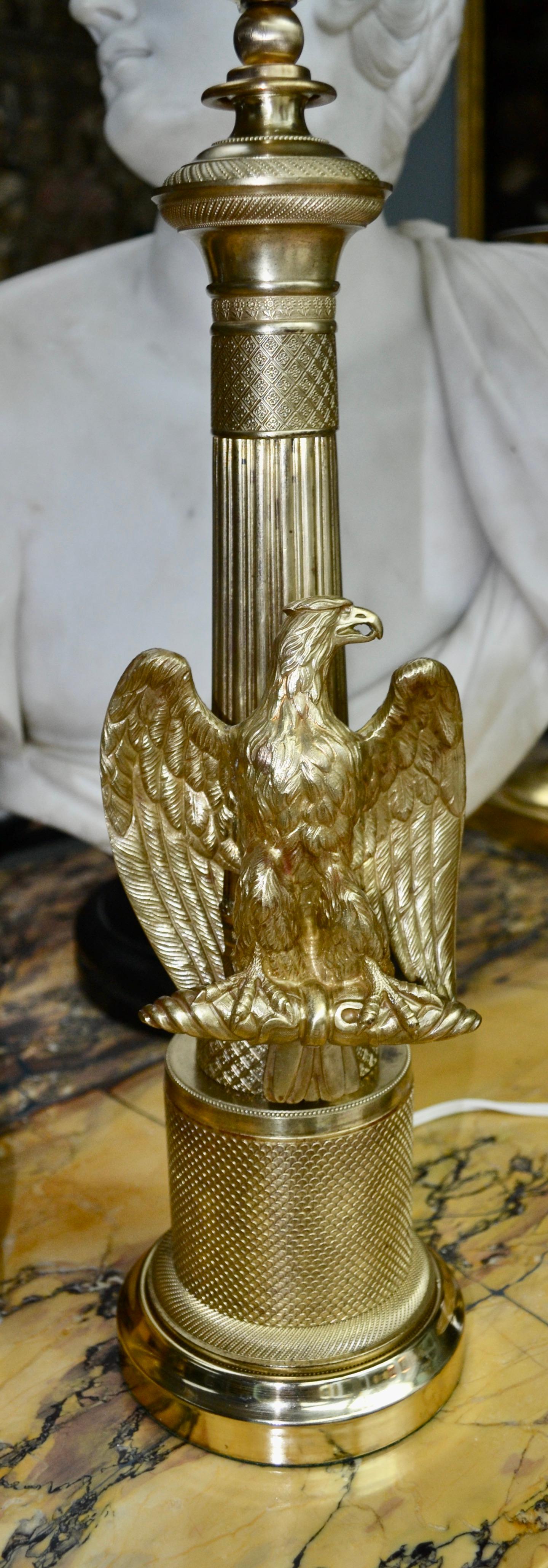 Lampe colonne en laiton de style Empire français avec aigle en vente 1