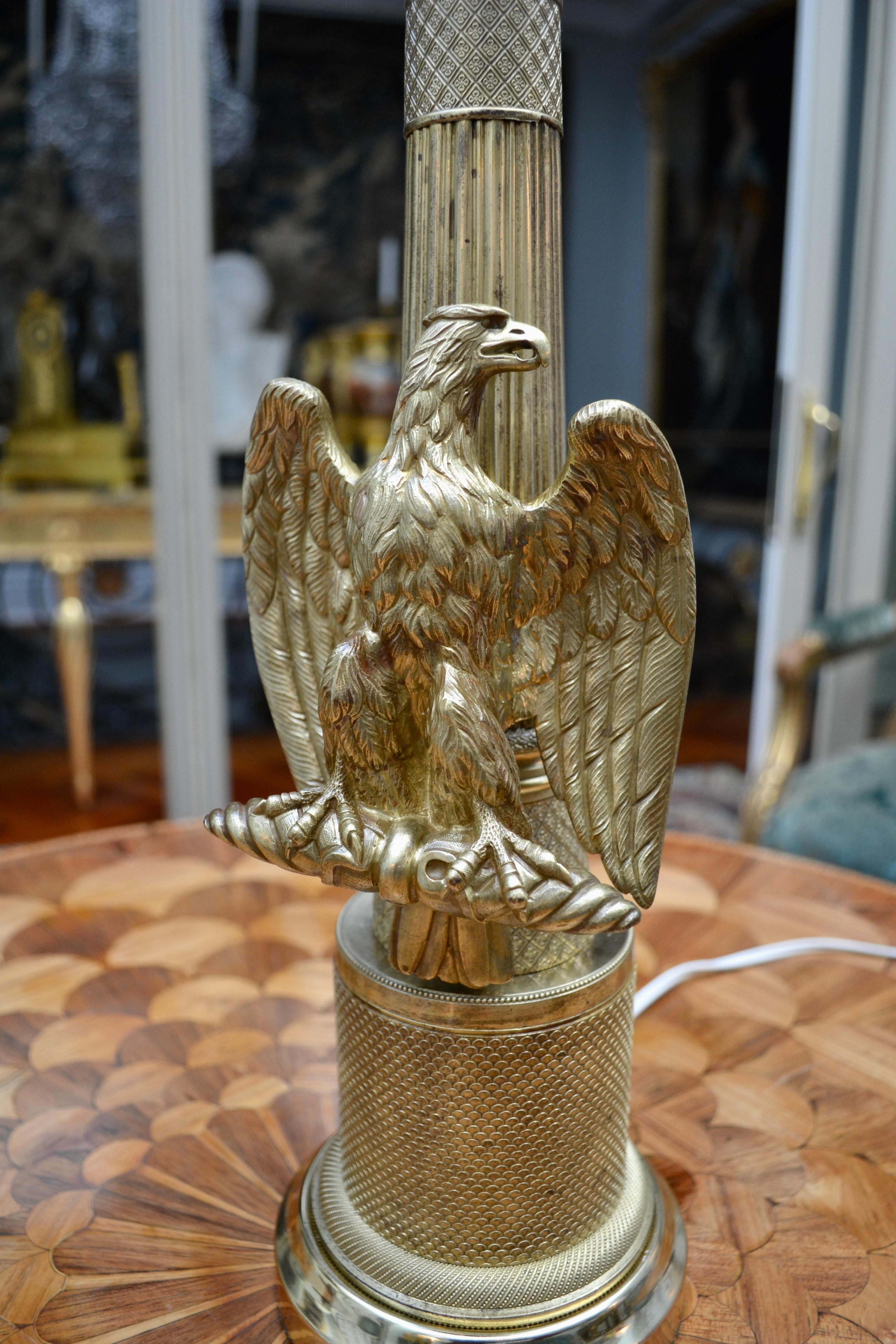 Französische Empire-Stil Messing Säule Lampe mit einem Adler im Angebot 4