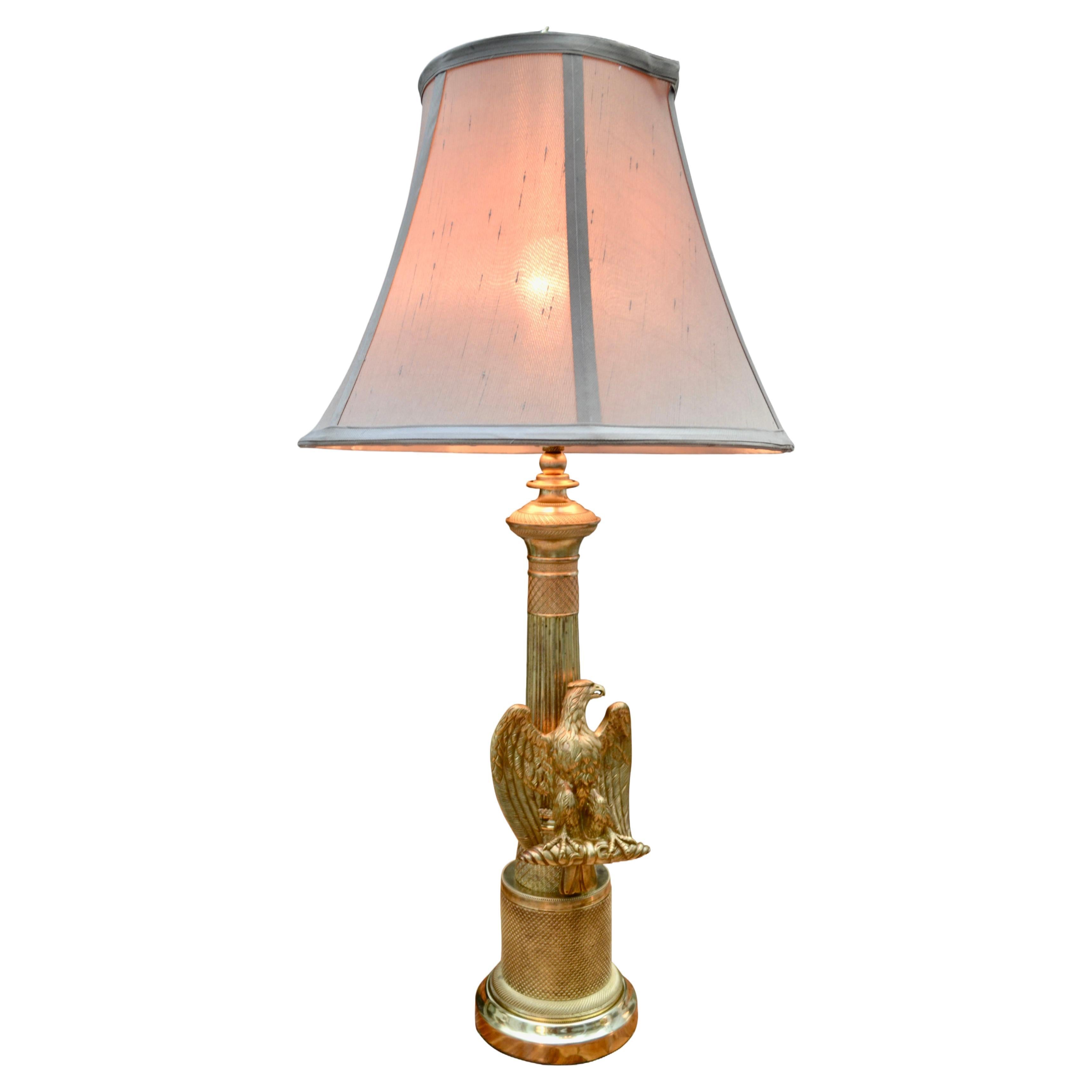 Lampe colonne en laiton de style Empire français avec aigle en vente