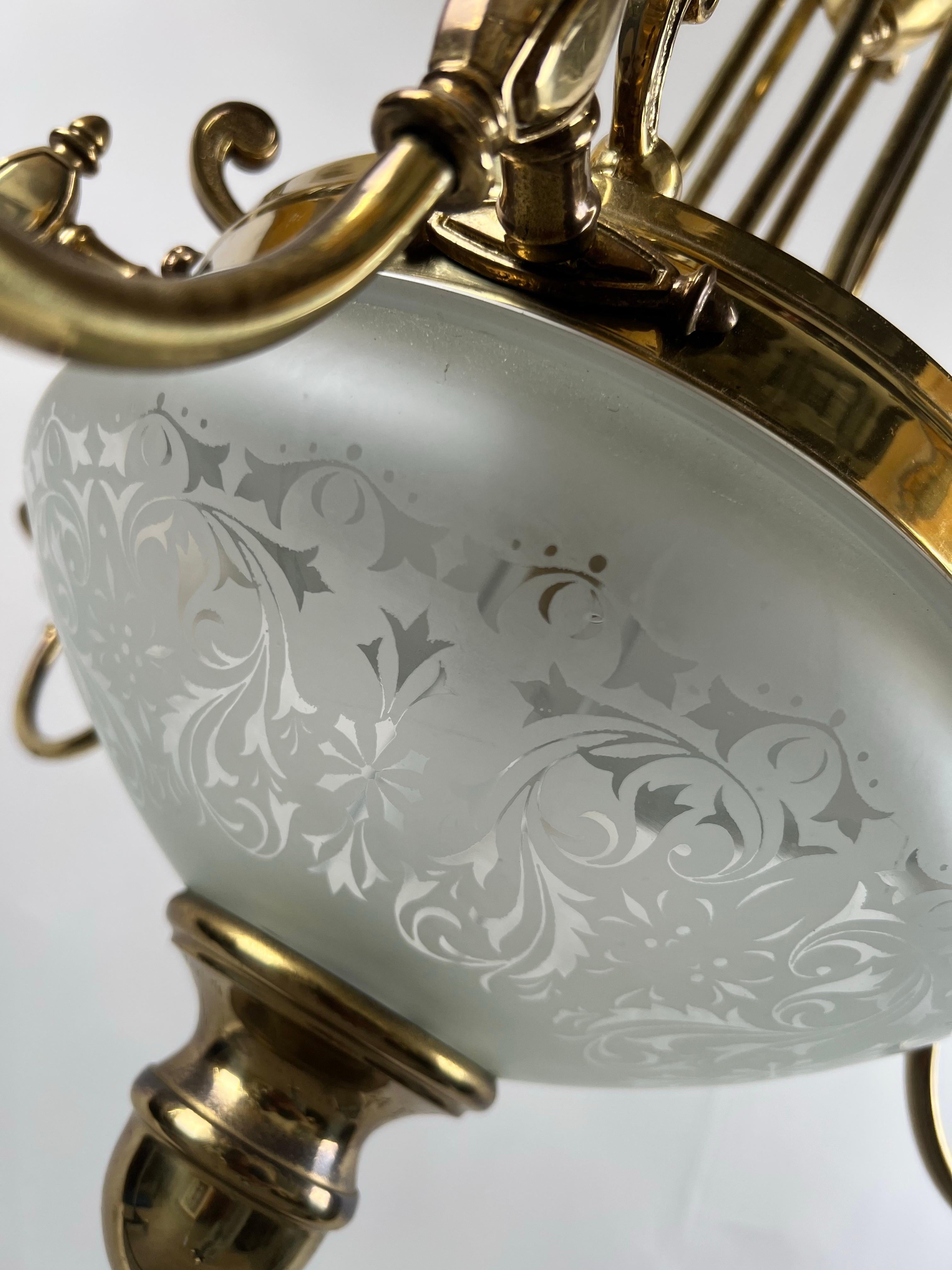 Französisch Empire-Stil Messing & geätzte geschliffenem Glas Center Globe Kronleuchter - 6 Arme im Angebot 6