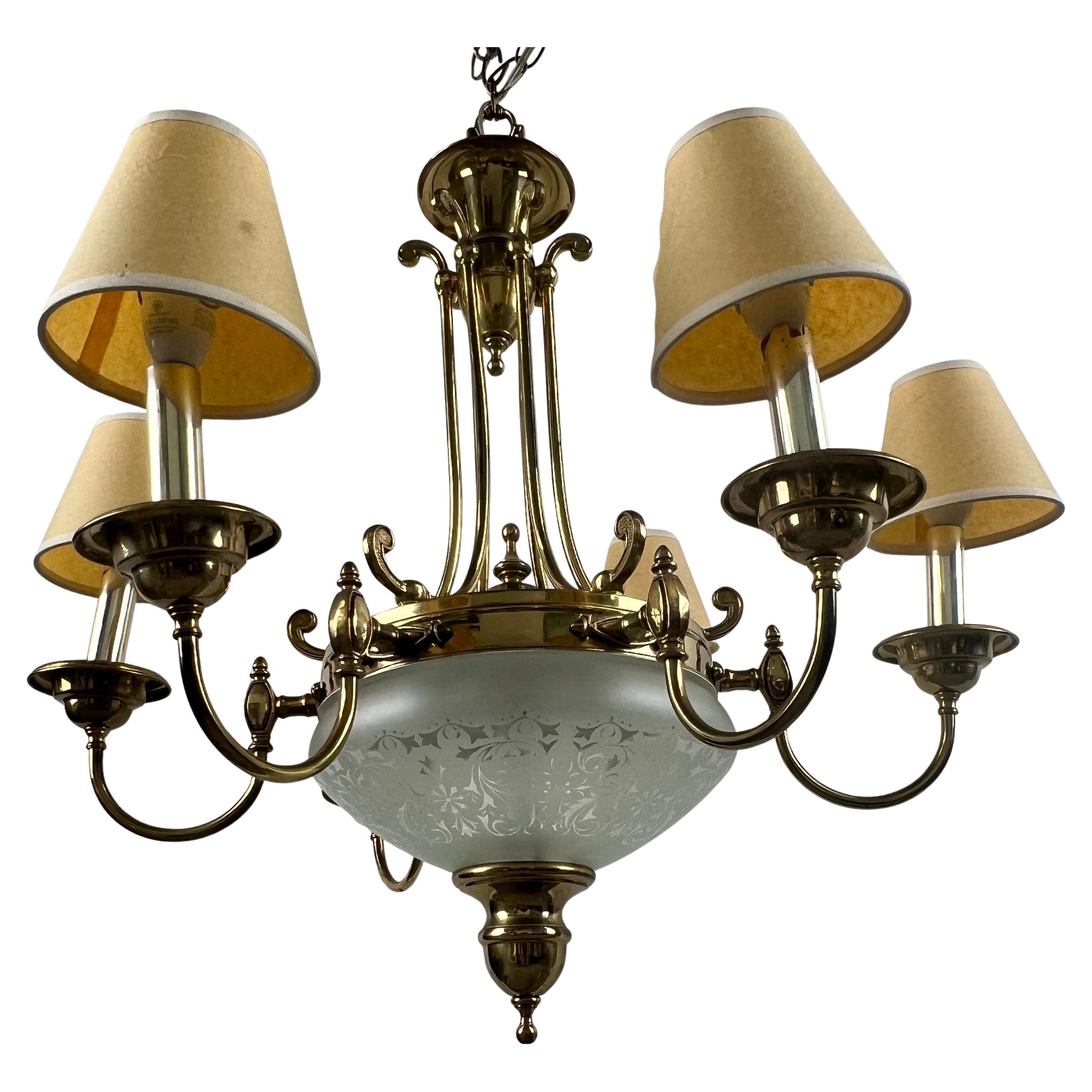 Französisch Empire-Stil Messing & geätzte geschliffenem Glas Center Globe Kronleuchter - 6 Arme: 
Dieser sechsarmige Kronleuchter ist ein raffiniertes Beispiel für die Eleganz des französischen Empire-Revivals. Er ist aus massivem Messing gefertigt