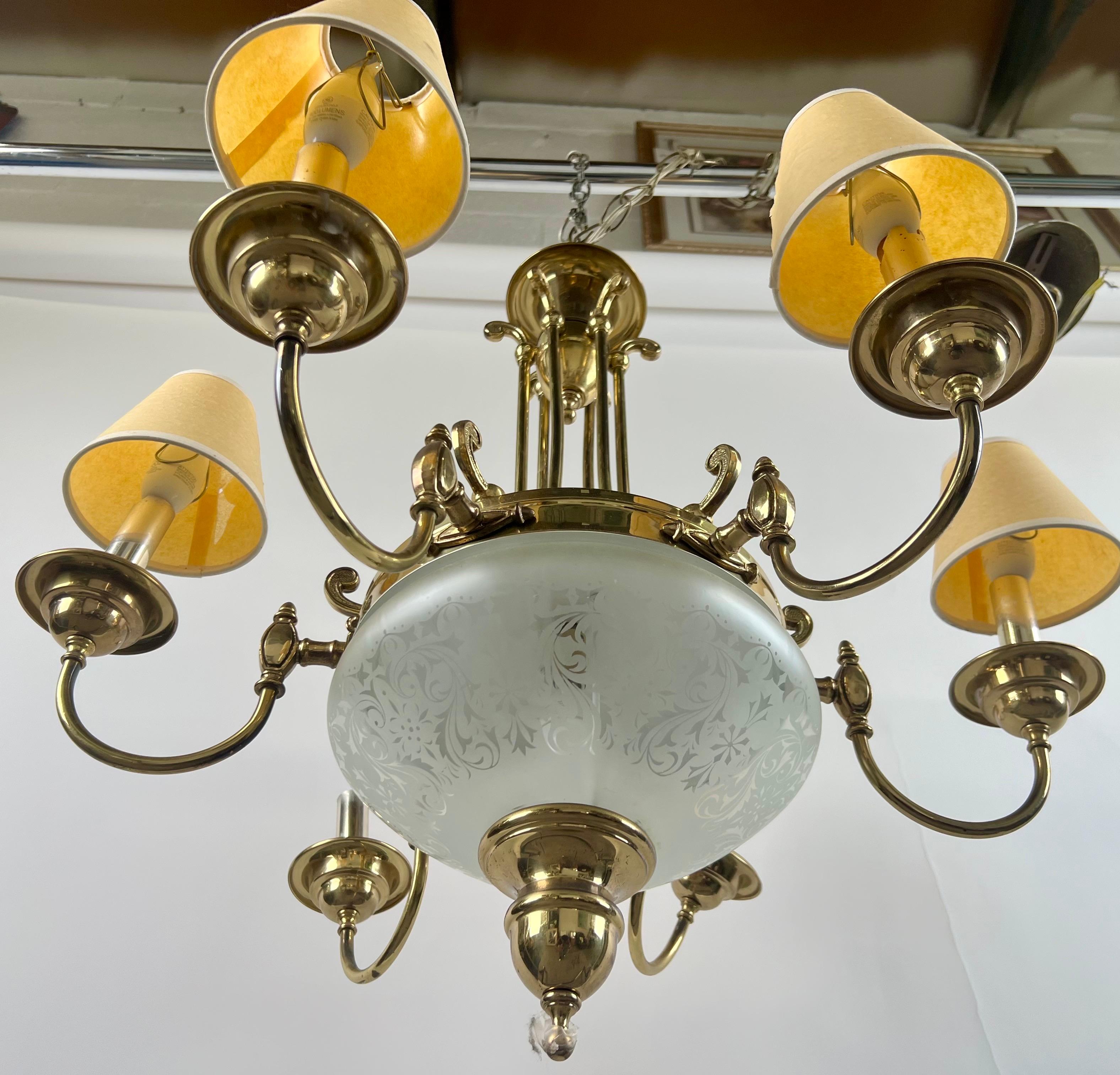 Französisch Empire-Stil Messing & geätzte geschliffenem Glas Center Globe Kronleuchter - 6 Arme (Empire Revival) im Angebot