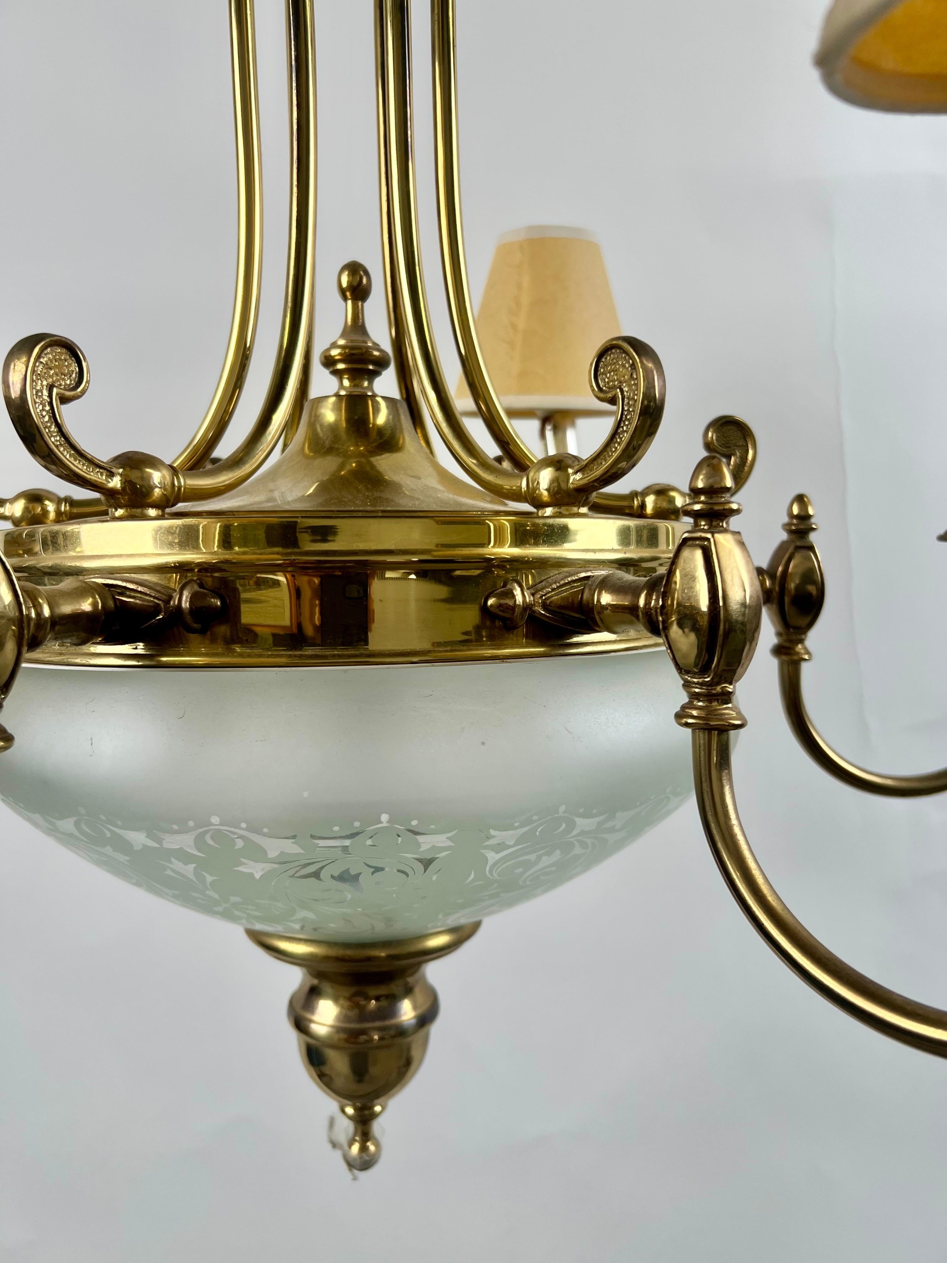 Französisch Empire-Stil Messing & geätzte geschliffenem Glas Center Globe Kronleuchter - 6 Arme im Angebot 3