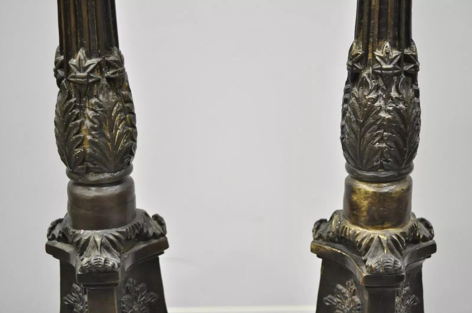Portacandele Prickets in stile impero francese in bronzo da 26 pollici - una coppia. L'oggetto presenta forme in ottone/bronzo ben incise, accenti di foglie, pungitopo al centro, grande stile e forma. Circa alla fine del XX secolo. Misure: 25,5