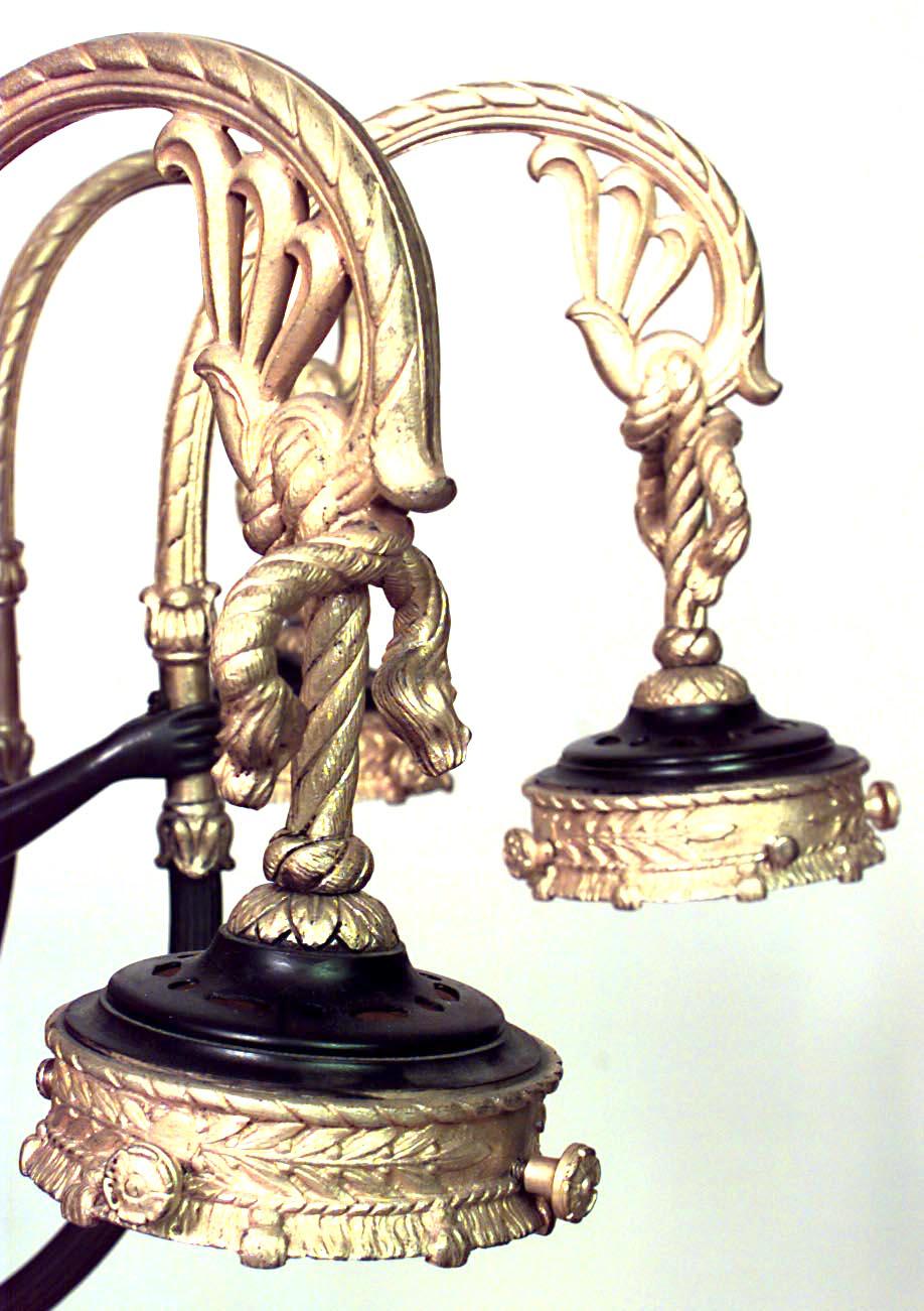 Français Lustre français de style Empire à cariatides en bronze doré en vente
