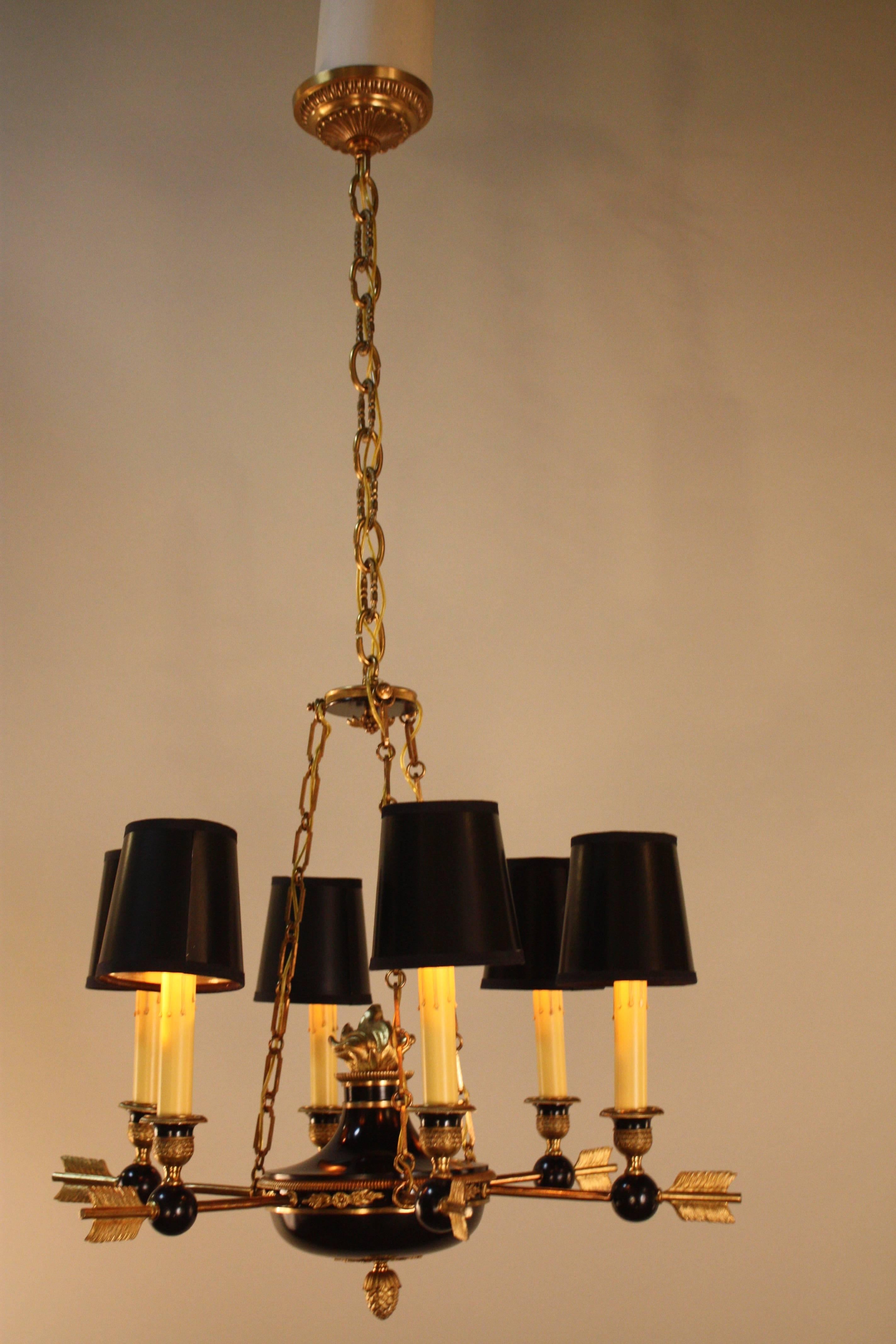 This beautiful French Empire chandelier is made of bronze and black lacquer. Featuring six lights, each arm has the design of the end of an arrow pointing towards the centre of this fantastic chandelier.
Measures: This chandelier is 21