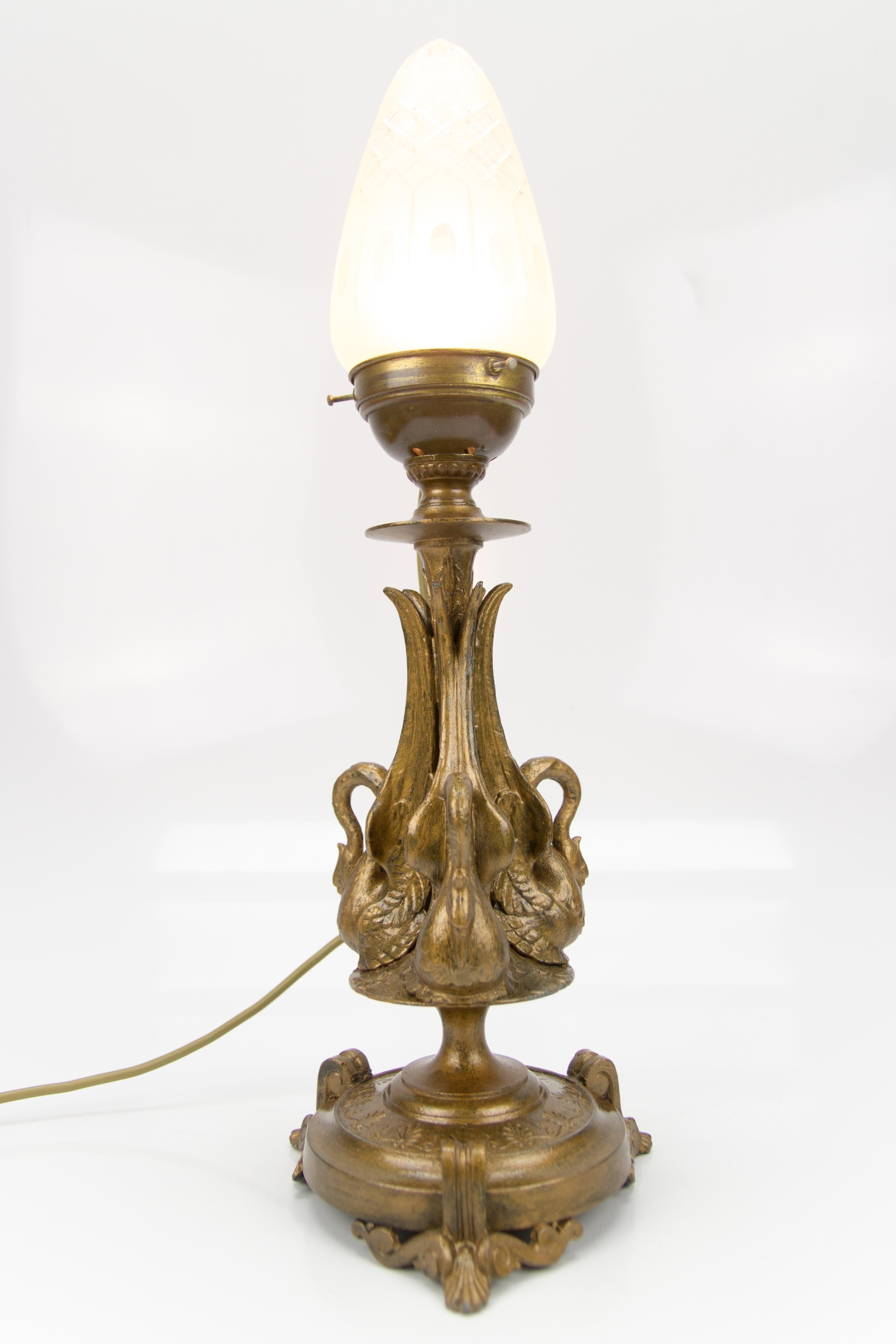 Lampe de table de style Empire français en étain de couleur bronze et verre taillé dépoli des années 1900 en vente 2