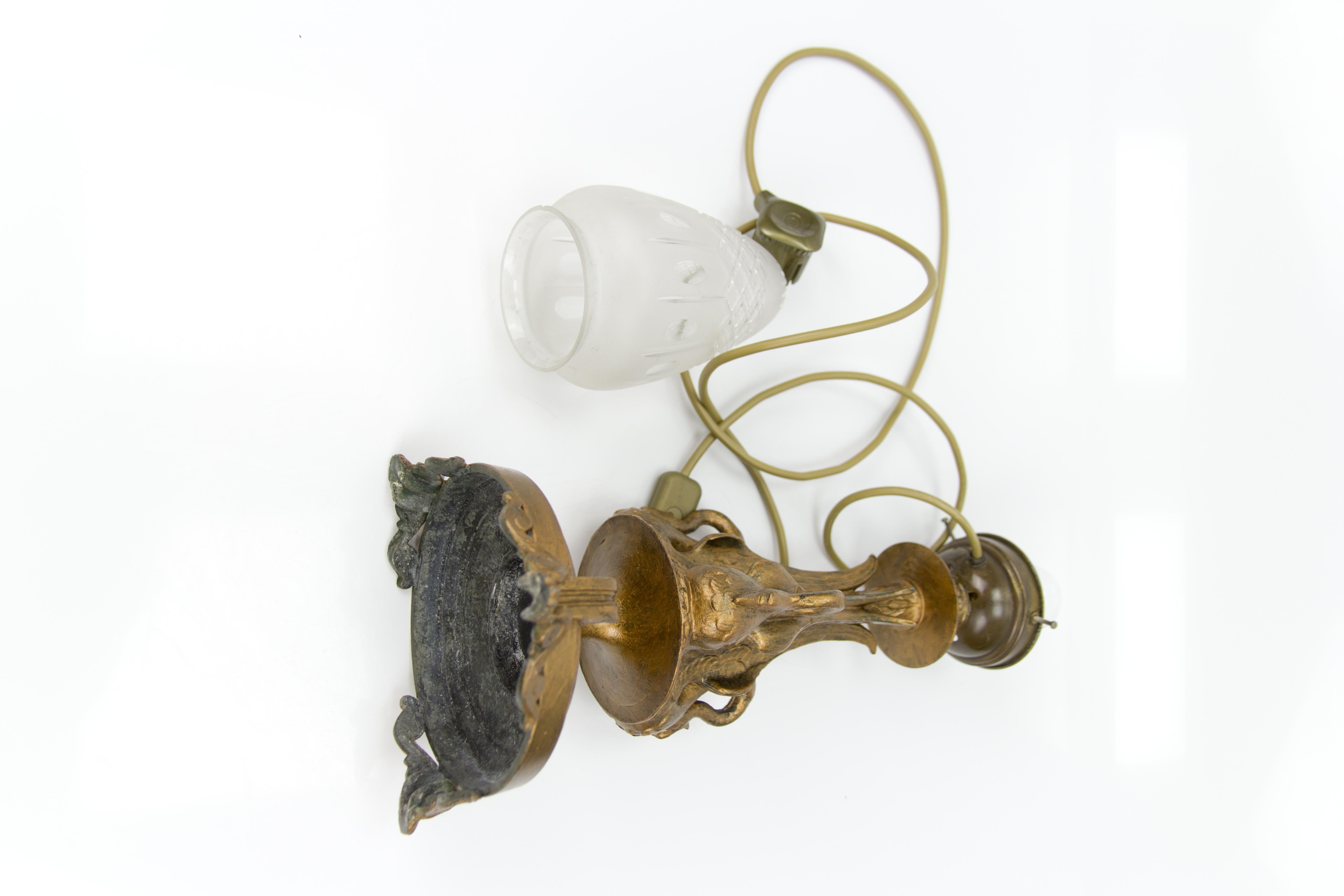 Französische Tischlampe im Empire-Stil aus bronzefarbenem Zinn und Milchglas im Milchschliff, 1900er Jahre im Angebot 8