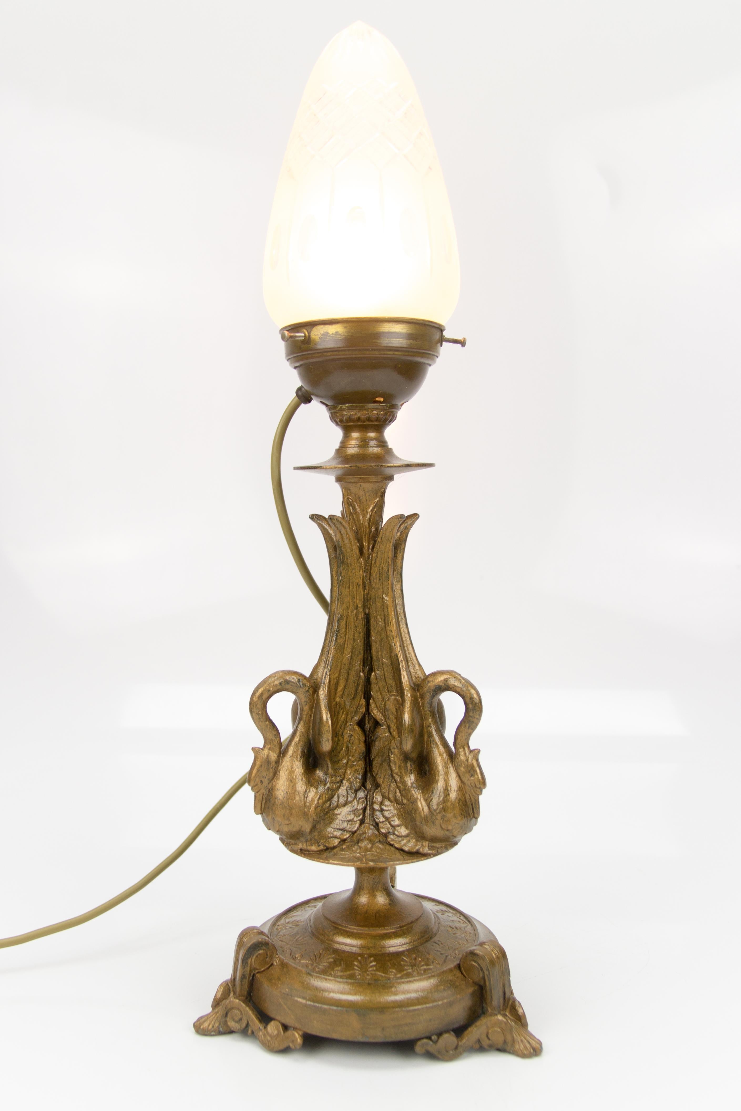 Französische Tischlampe im Empire-Stil aus bronzefarbenem Zinn und Milchglas im Milchschliff, 1900er Jahre im Angebot 14