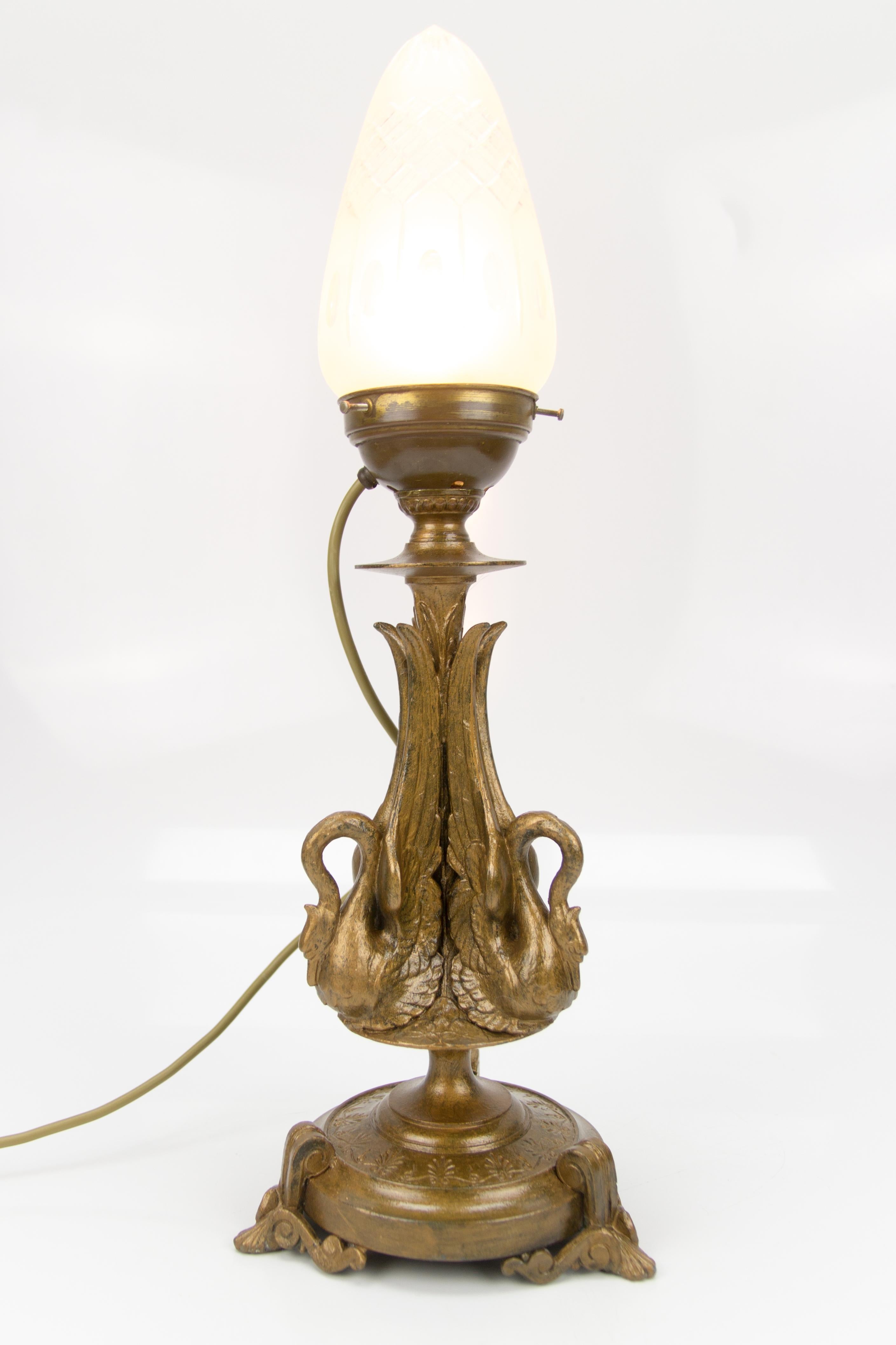 Lampe de table de style Empire français en étain de couleur bronze et verre taillé dépoli des années 1900 en vente 12