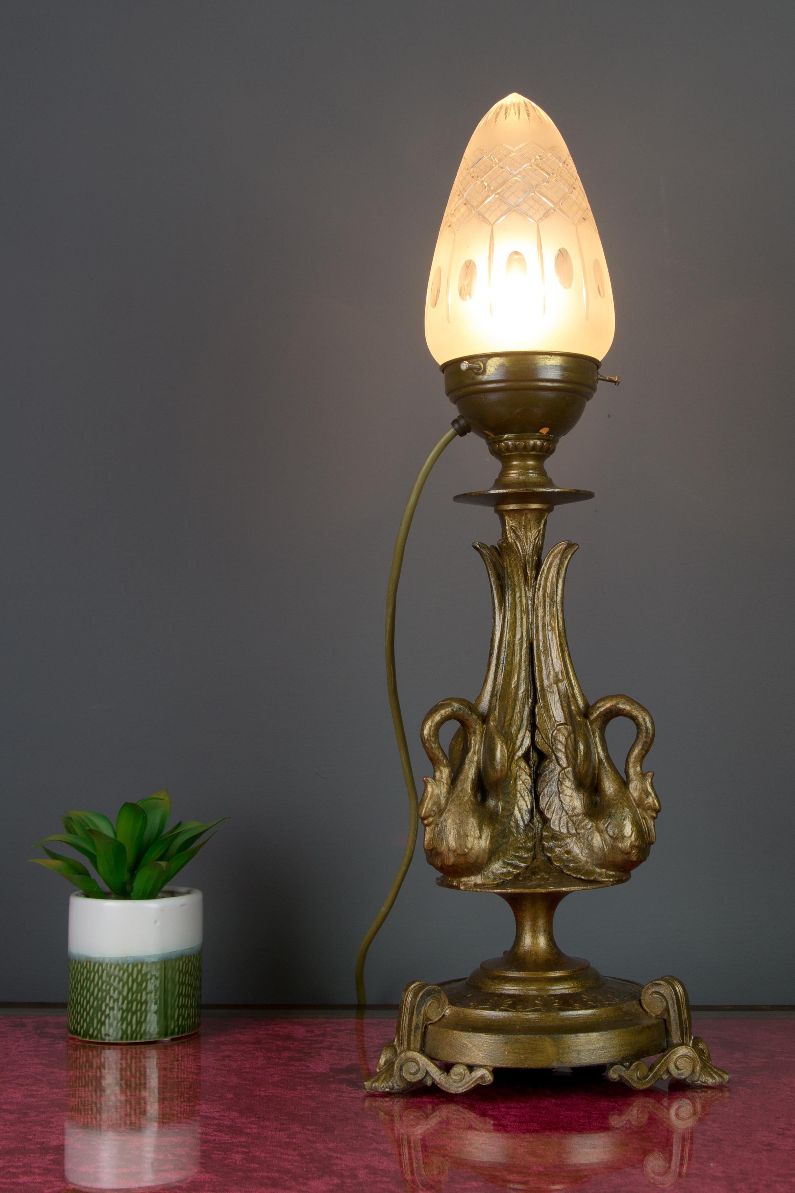 Französische Tischlampe im Empire-Stil aus bronzefarbenem Zinn und Milchglas im Milchschliff, 1900er Jahre (Gemalt) im Angebot