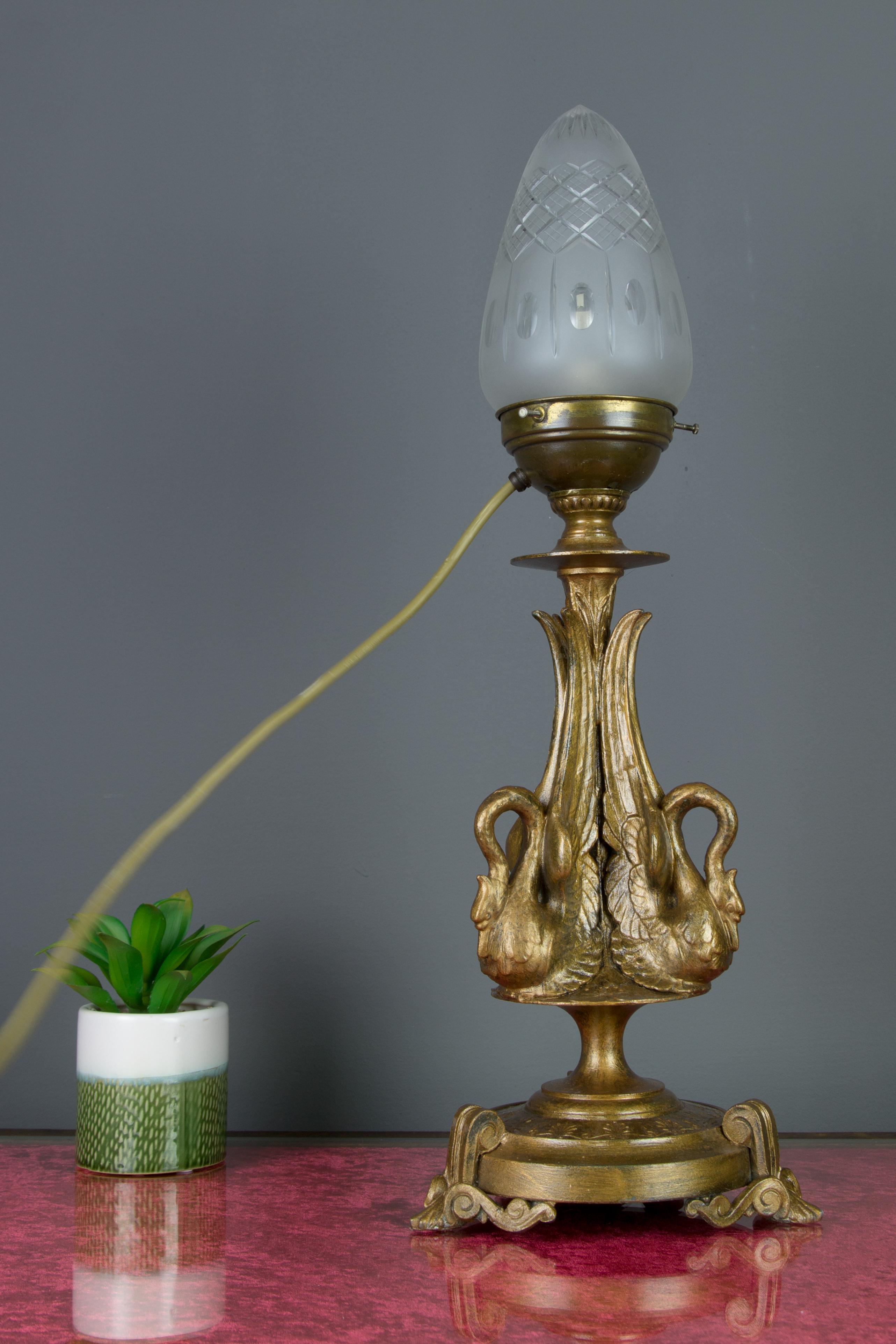 Französische Tischlampe im Empire-Stil aus bronzefarbenem Zinn und Milchglas im Milchschliff, 1900er Jahre im Zustand „Gut“ im Angebot in Barntrup, DE