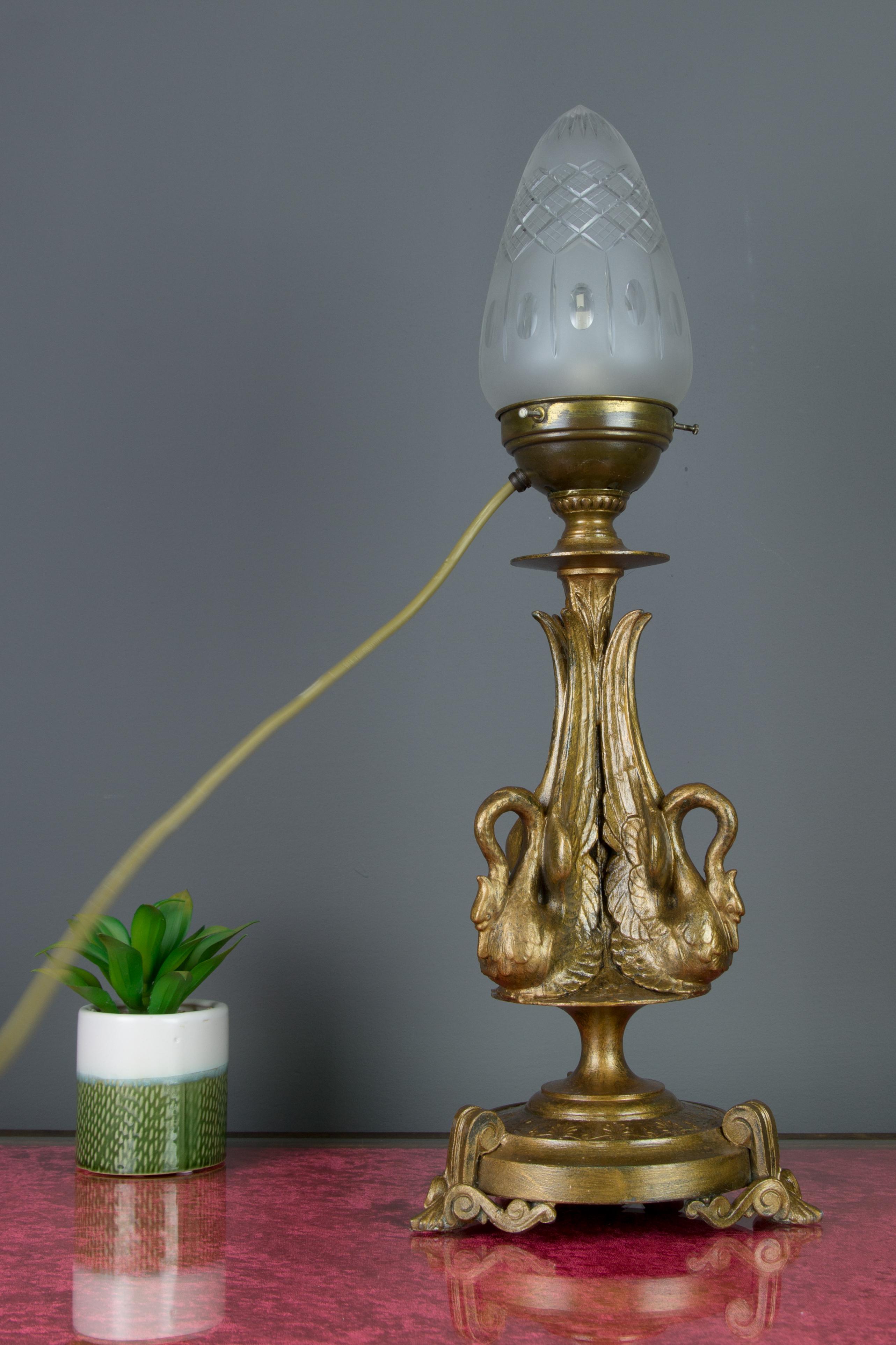 Français Lampe de table de style Empire français en étain de couleur bronze et verre taillé dépoli des années 1900 en vente