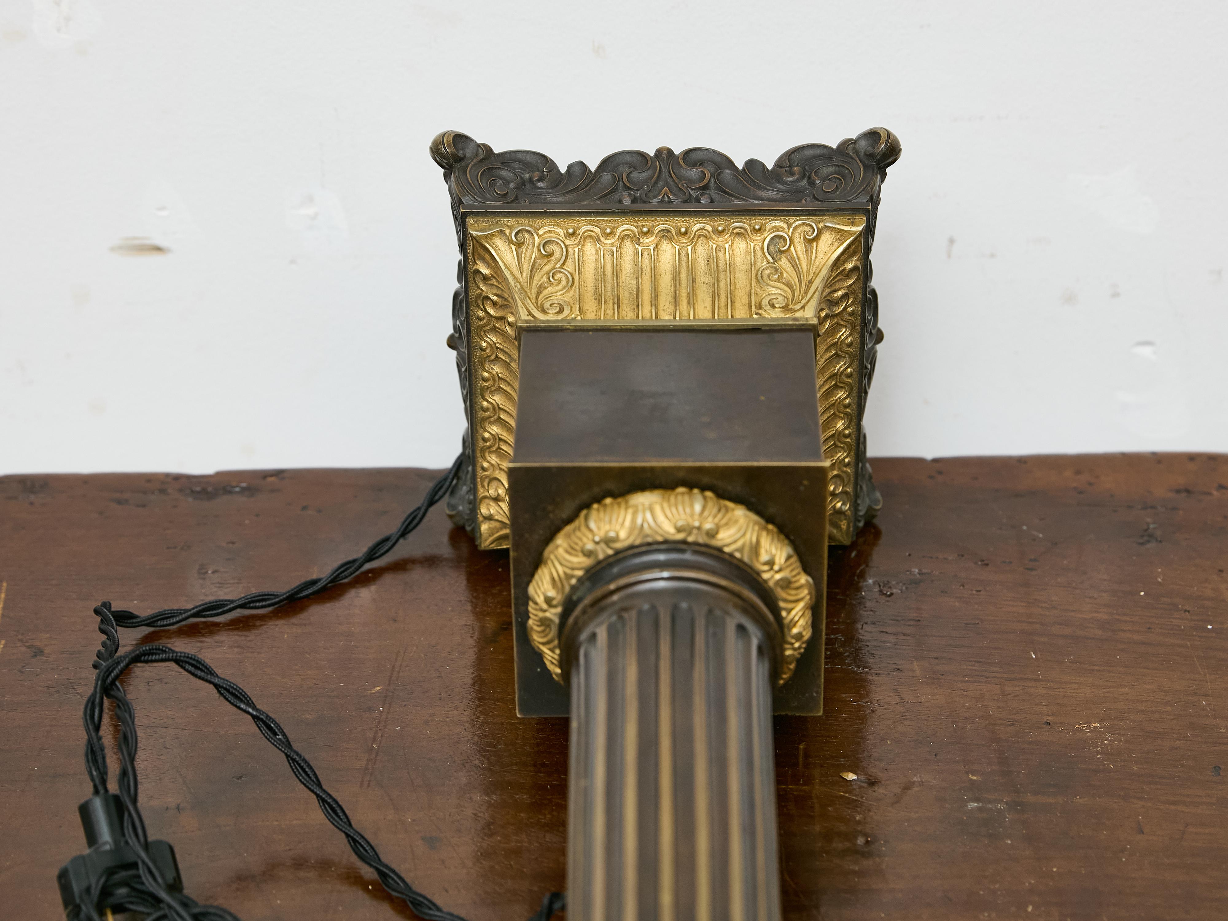 Lámpara de sobremesa de columna de bronce de estilo Imperio francés con detalles dorados, circa 1840 en venta 3