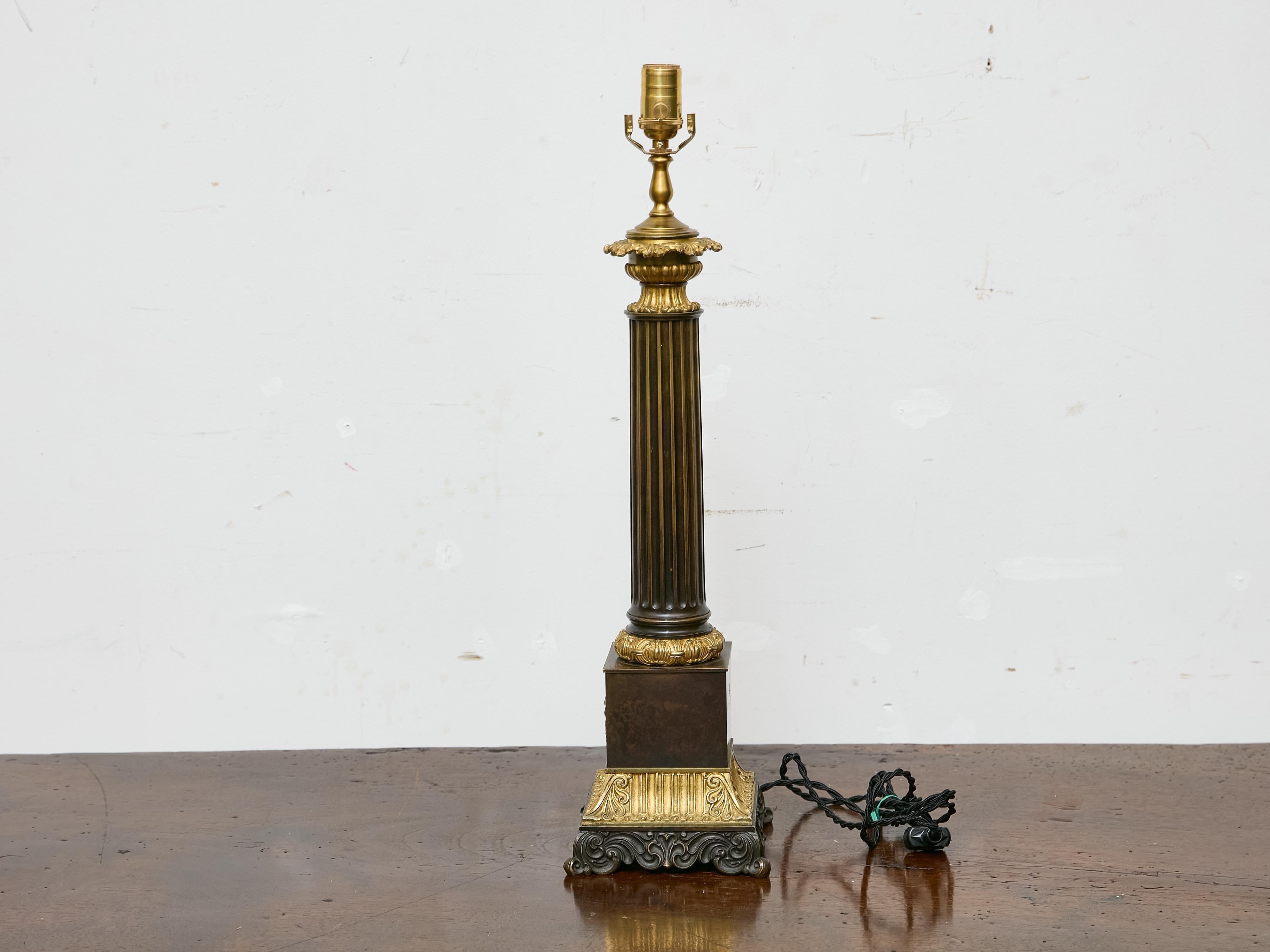Esta lámpara de sobremesa de estilo Imperio francés nació hacia 1840 como una columna de bronce finamente fundida, probablemente parte de un candelabro decorativo, un soporte arquitectónico o un elemento de adorno. Ahora convertida en lámpara de