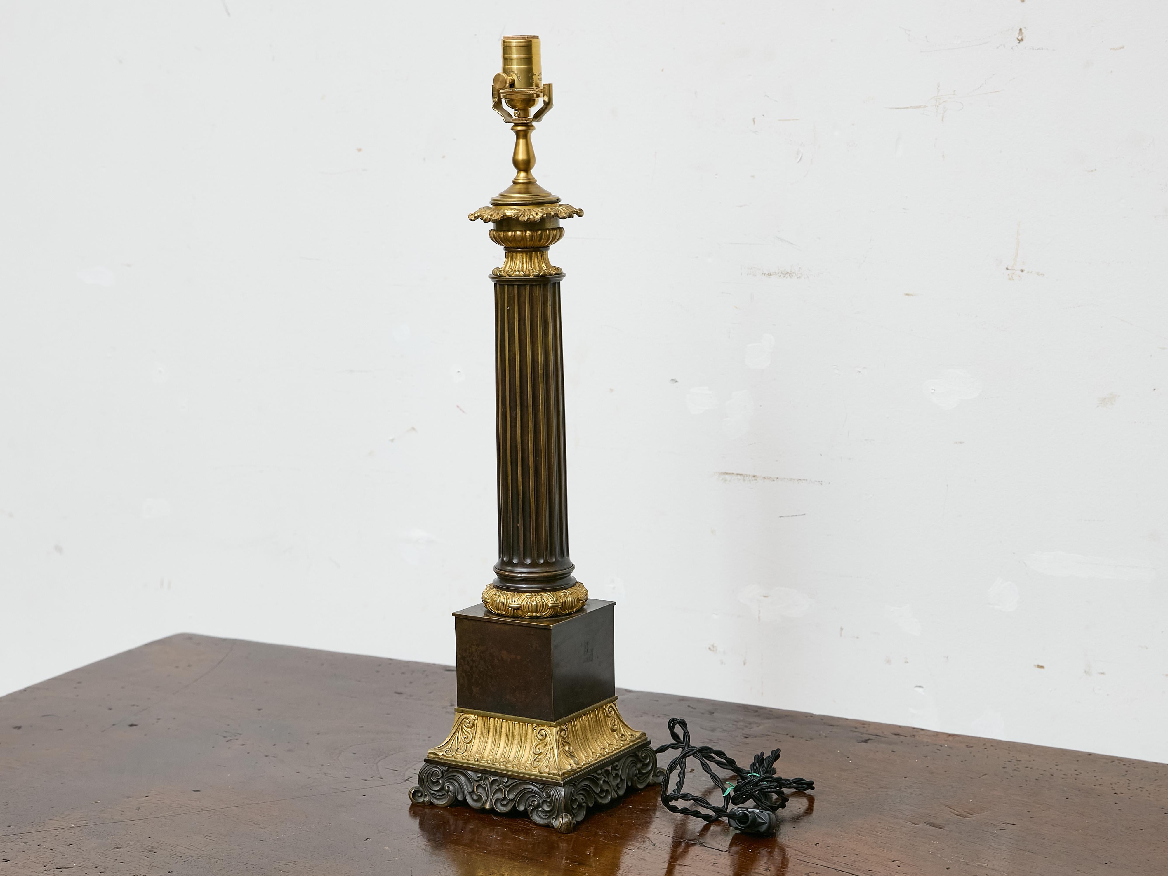 Lámpara de sobremesa de columna de bronce de estilo Imperio francés con detalles dorados, circa 1840 Francés en venta