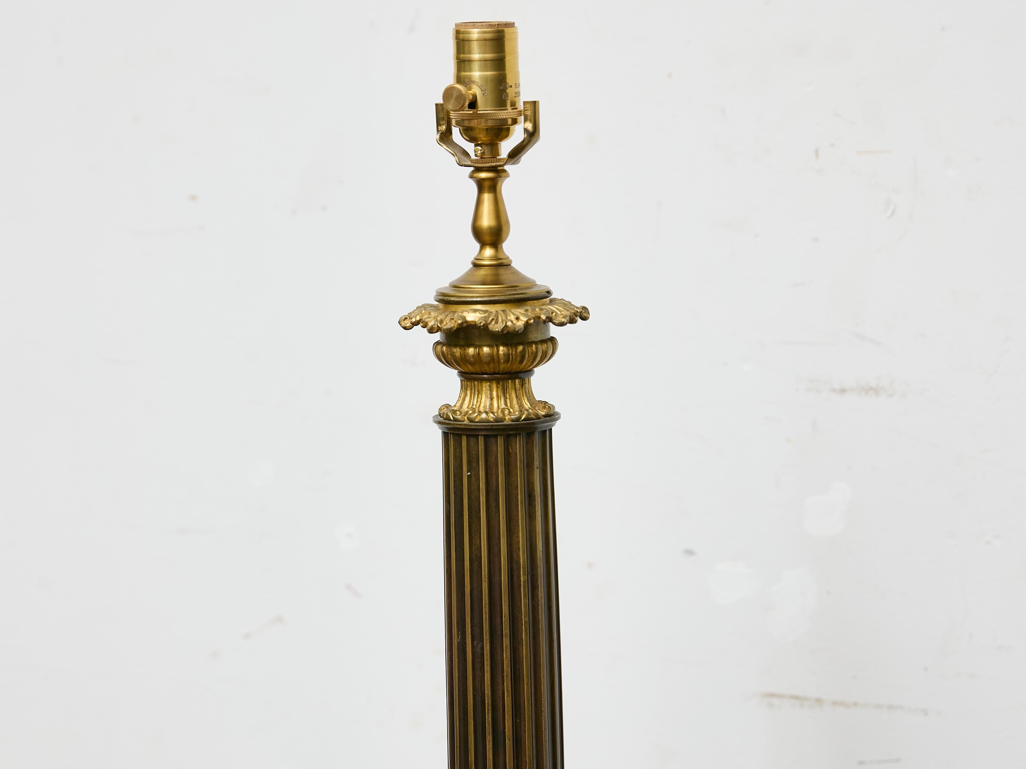 Lámpara de sobremesa de columna de bronce de estilo Imperio francés con detalles dorados, circa 1840 Dorado en venta