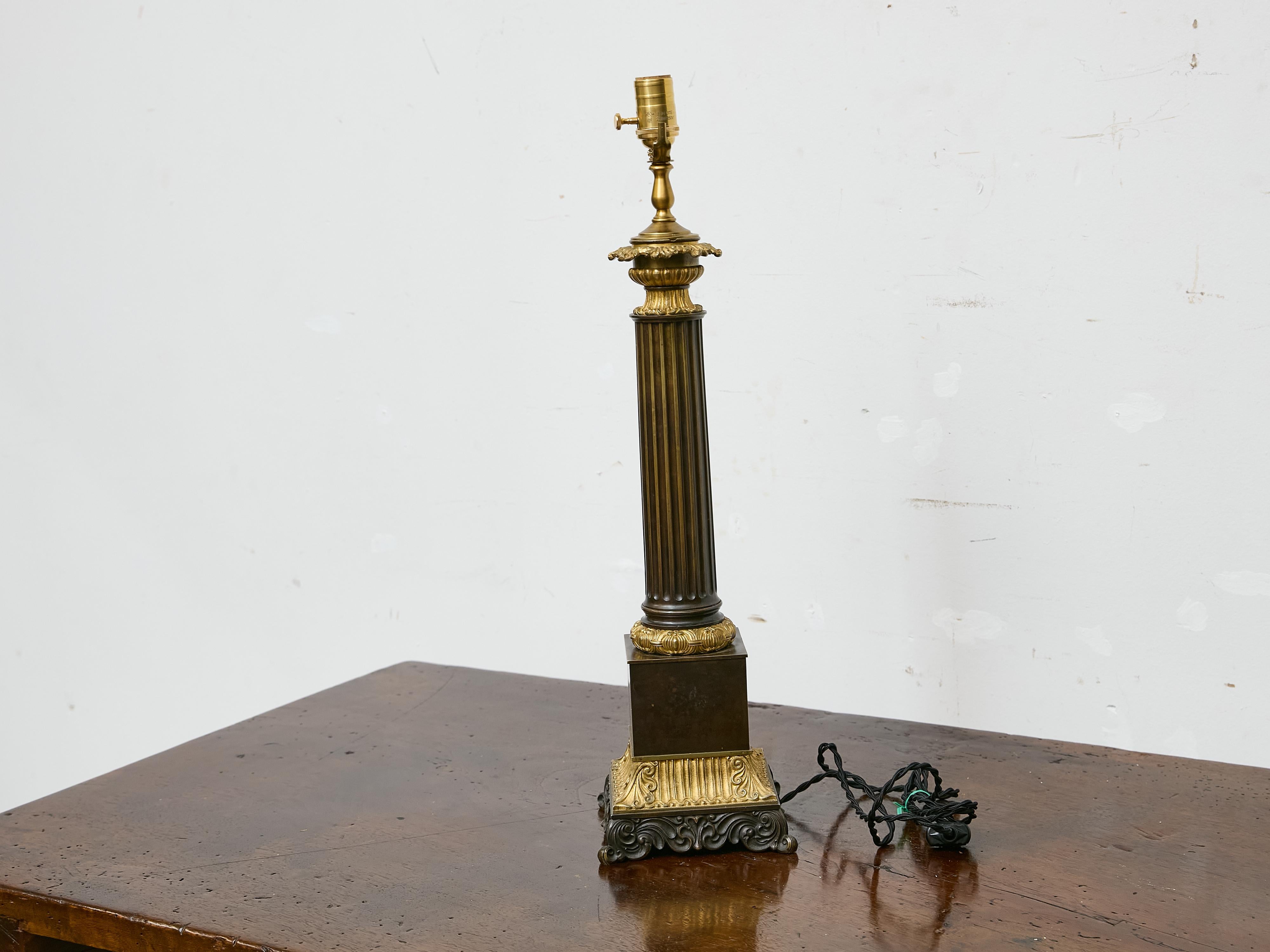 Lámpara de sobremesa de columna de bronce de estilo Imperio francés con detalles dorados, circa 1840 en Bueno estado para la venta en Atlanta, GA