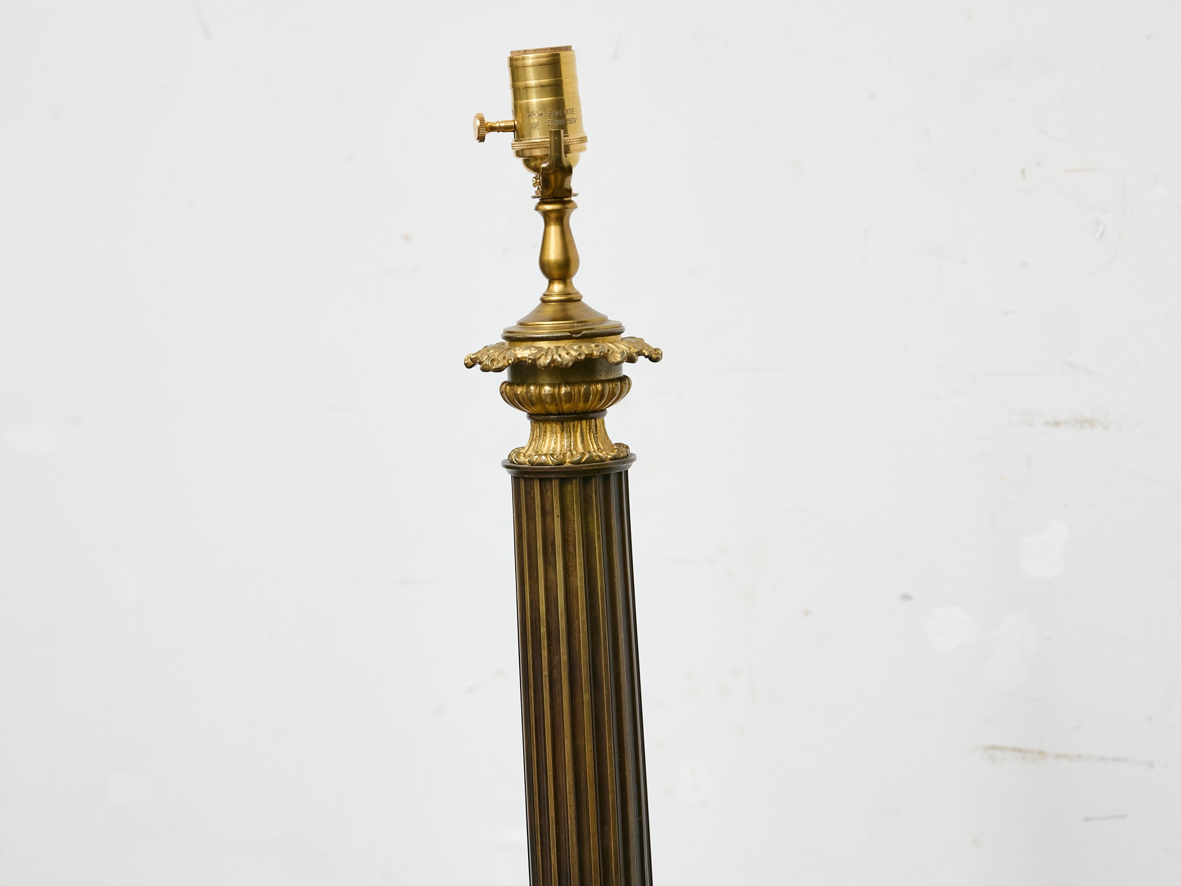 Lámpara de sobremesa de columna de bronce de estilo Imperio francés con detalles dorados, circa 1840 siglo XIX en venta