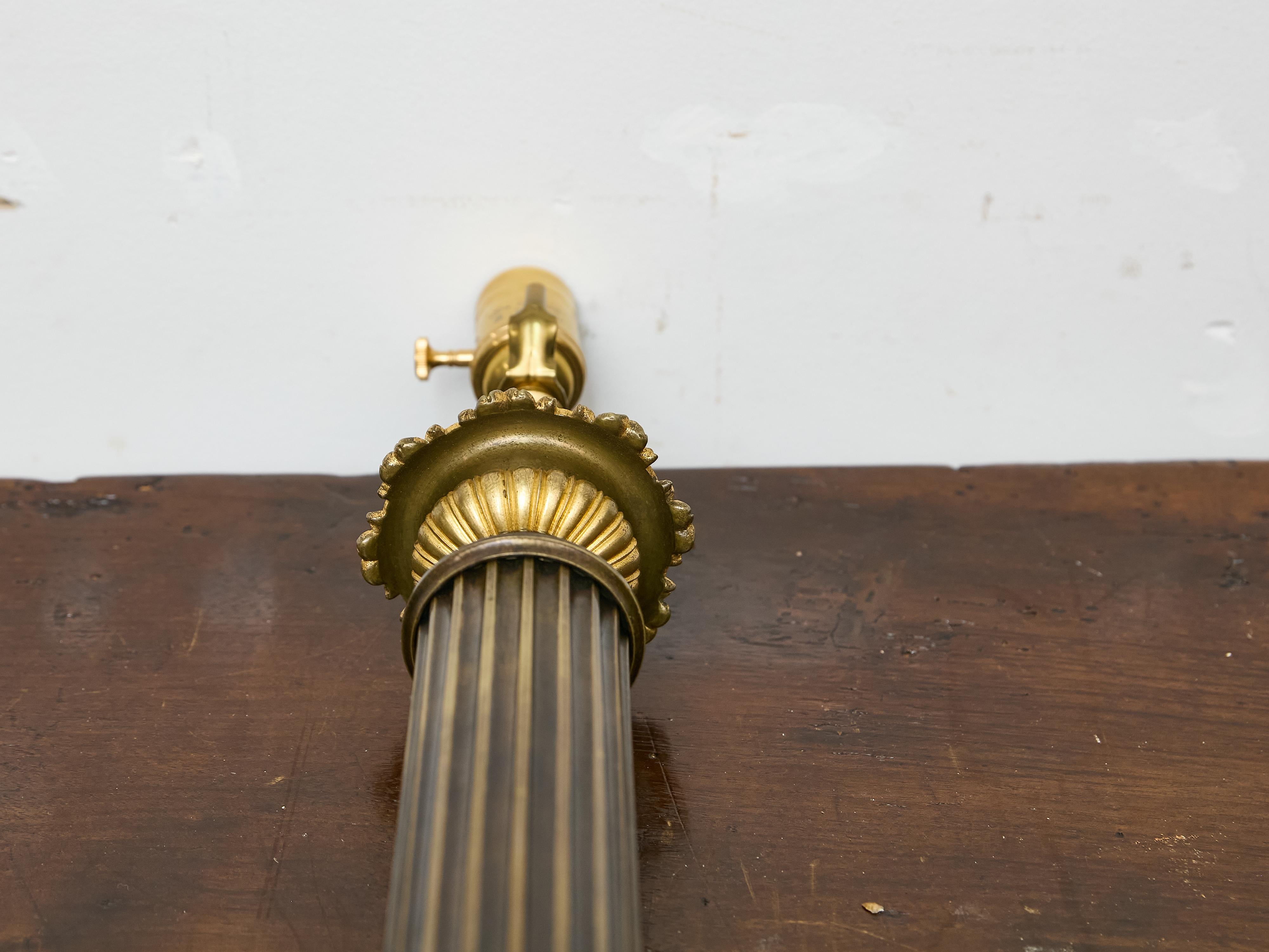 Lámpara de sobremesa de columna de bronce de estilo Imperio francés con detalles dorados, circa 1840 en venta 1