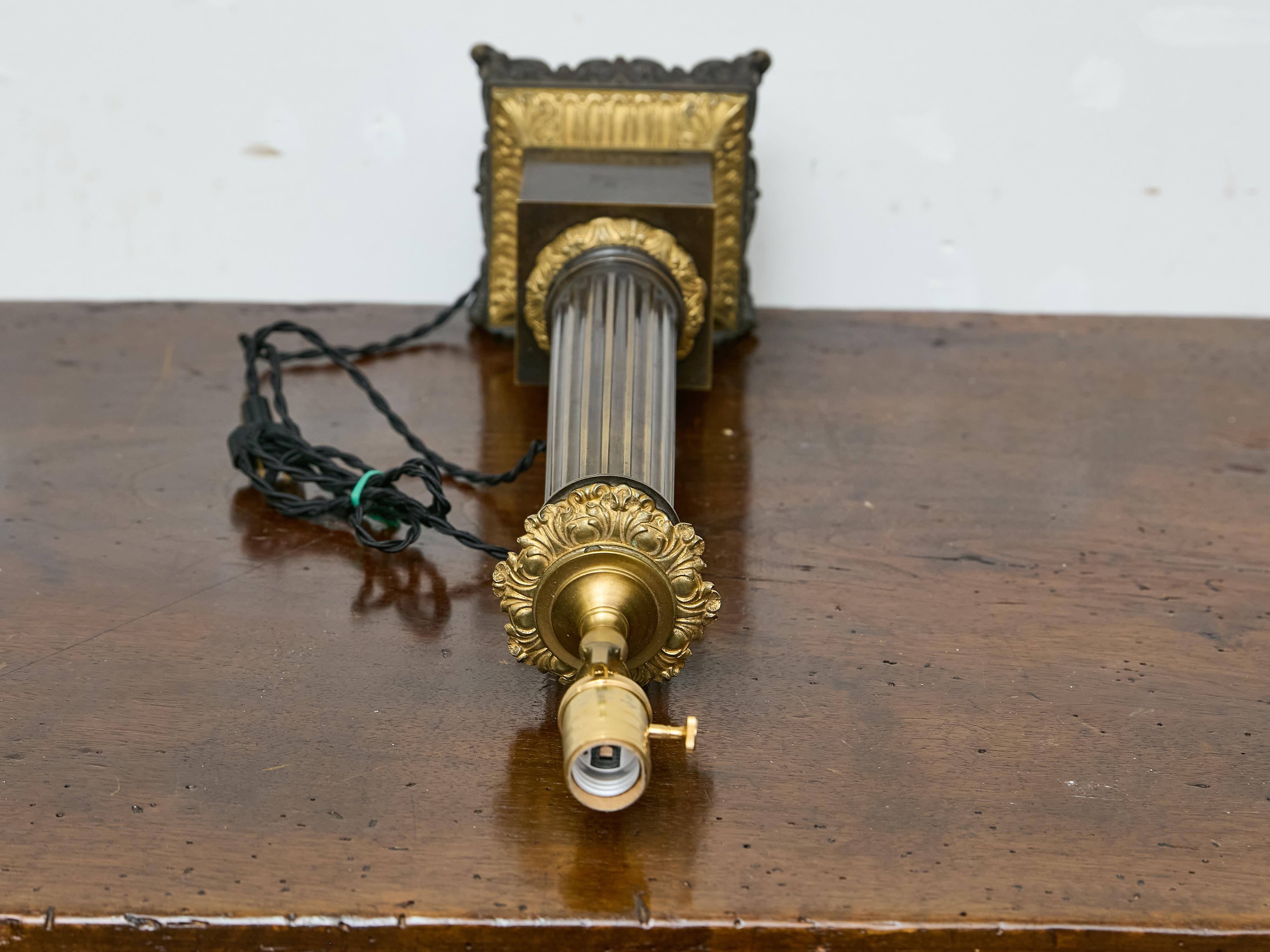 Lámpara de sobremesa de columna de bronce de estilo Imperio francés con detalles dorados, circa 1840 en venta 2