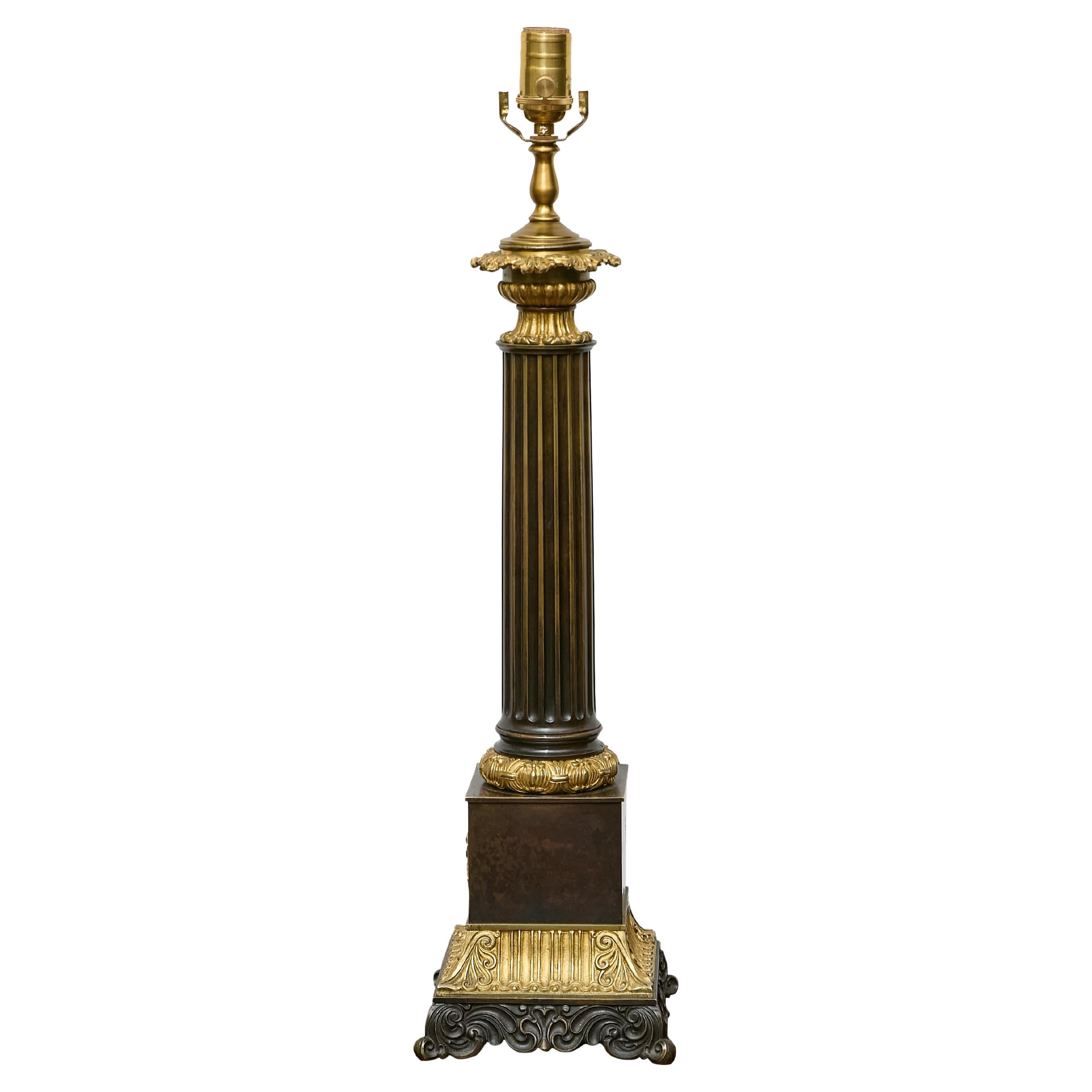 Französische Bronze-Säulen-Tischlampe im Empire-Stil mit vergoldeten Details, um 1840