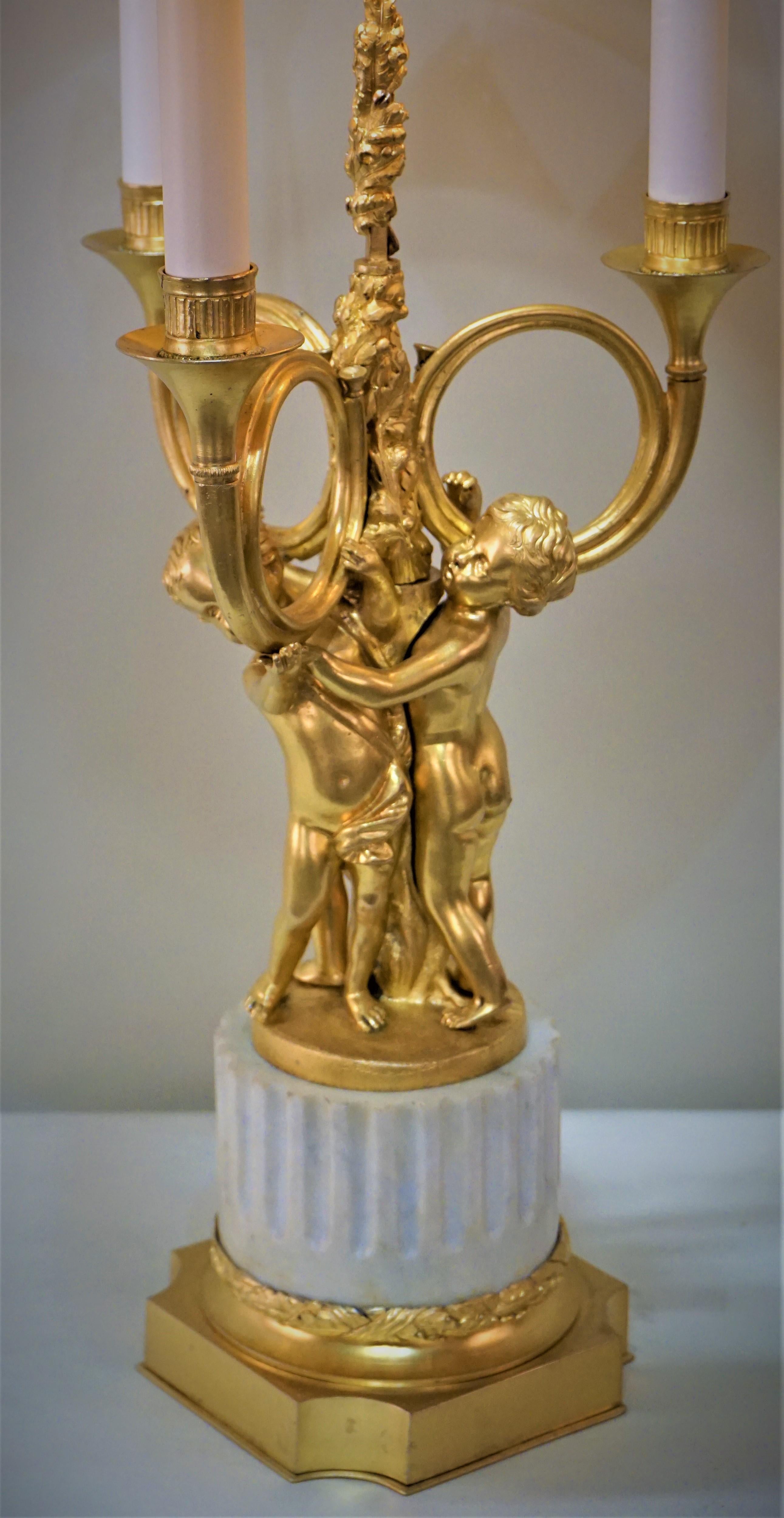 Der Sockel der Bouillotte aus Bronze und Marmor besteht aus drei Babys, die die trompetenförmigen Arme halten.
Ausgestattet mit Rückwandschirm und Goldfutter.