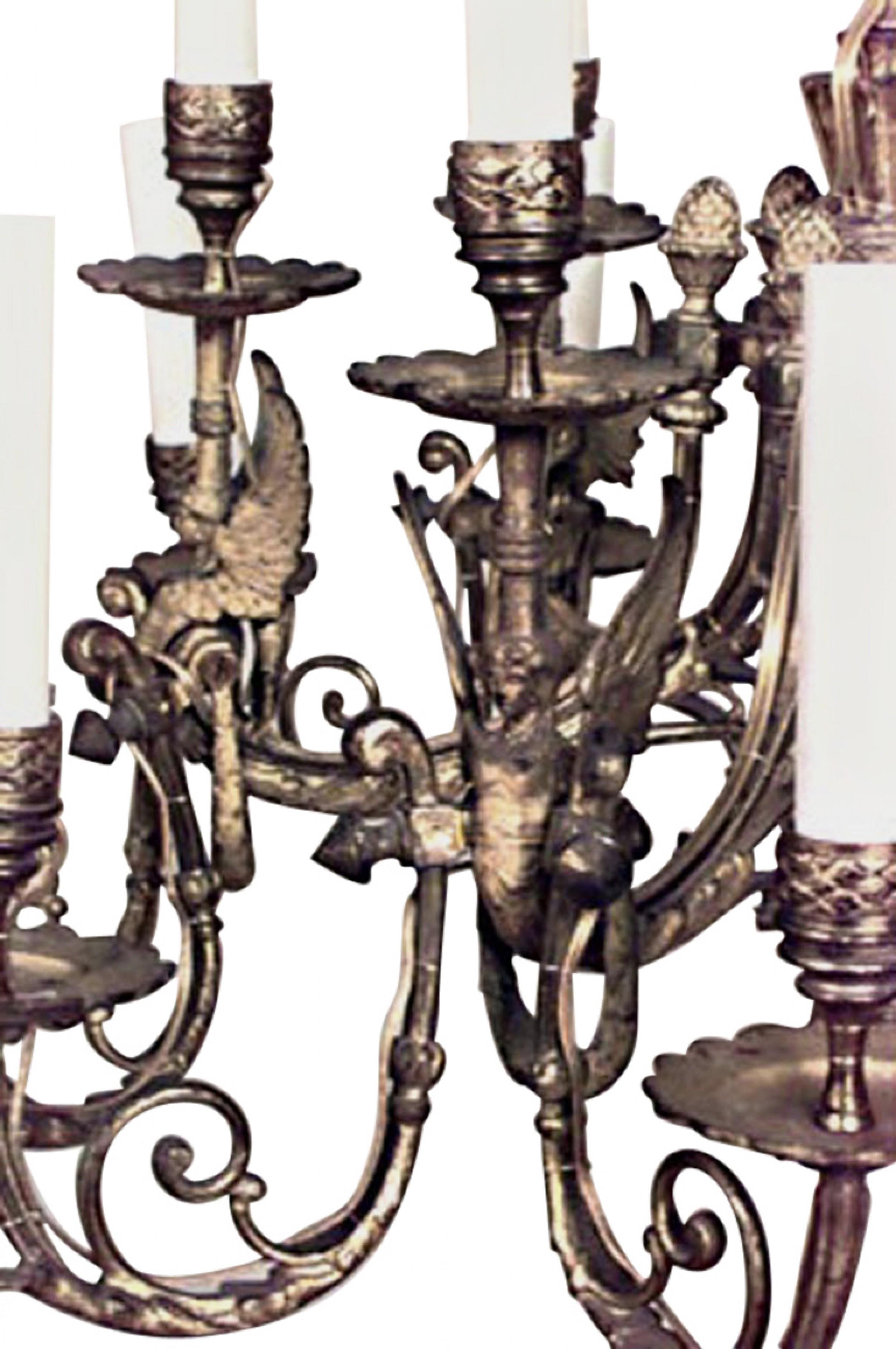 Lampadario a 18 bracci in bronzo dorato in stile Impero francese (XIX secolo) con figure alate.