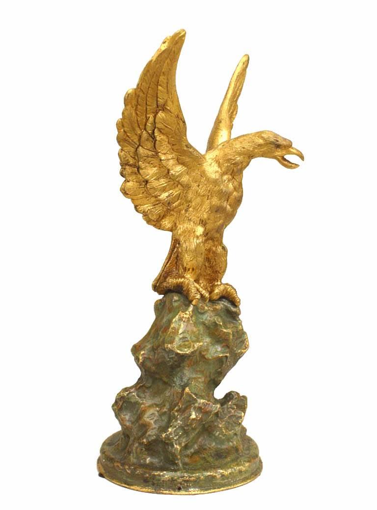 Figurine en bronze doré de style Empire français représentant un aigle perché aux ailes déployées (19/20e s.)
