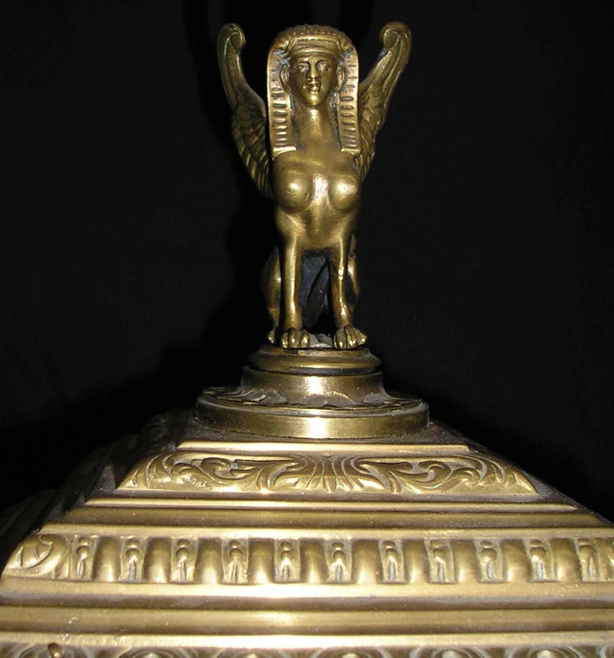 Pendule de cheminée en bronze de style Empire français.