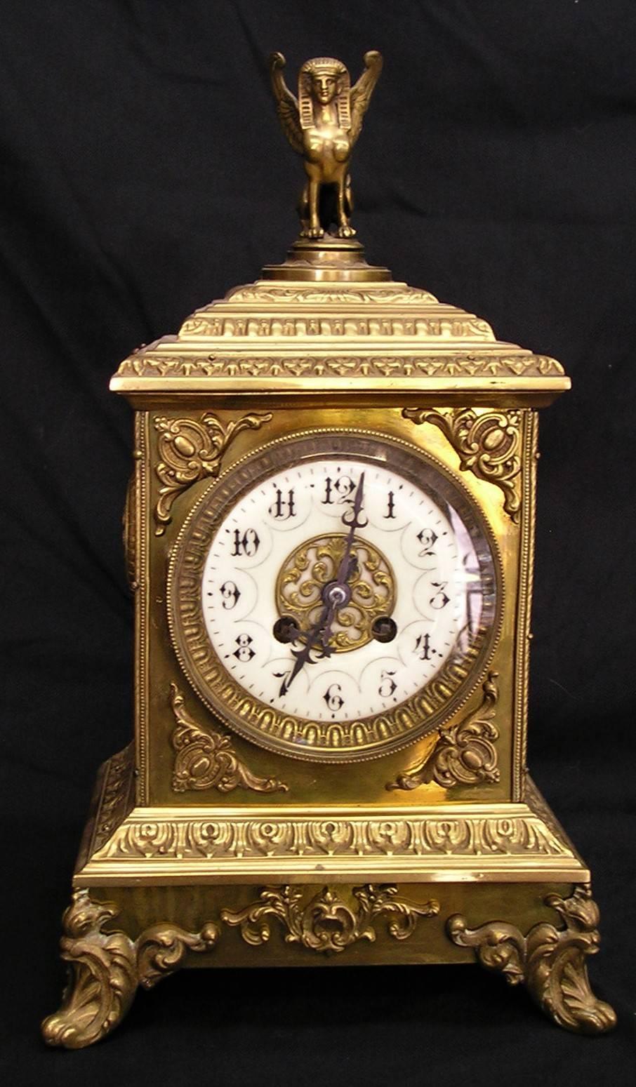 Français Horloge de cheminée en bronze de style Empire français en vente