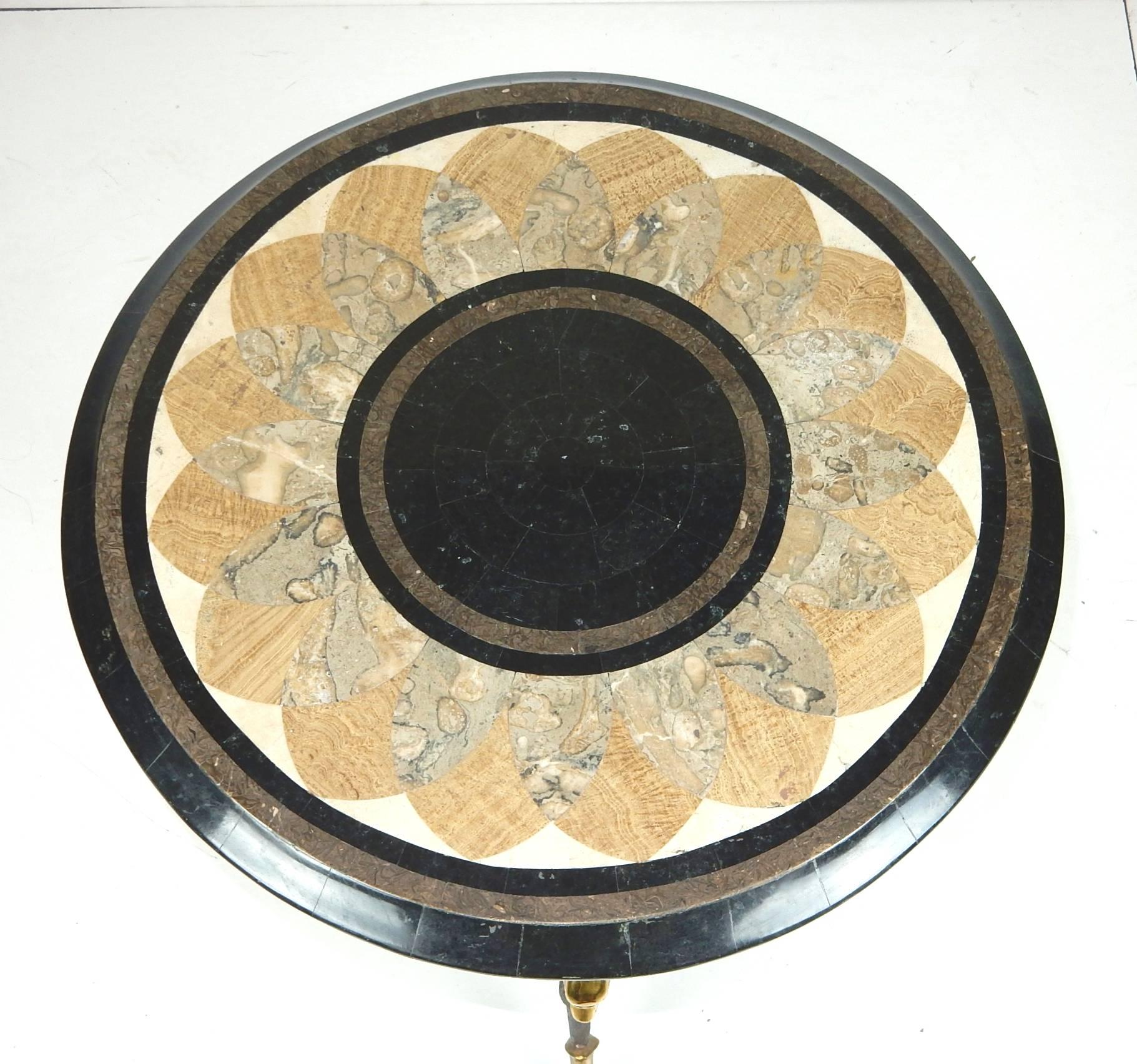 Provincial français Table à Gueridon en bronze de style Empire et en pierre mosaïque tessellée, en forme de Swan en vente