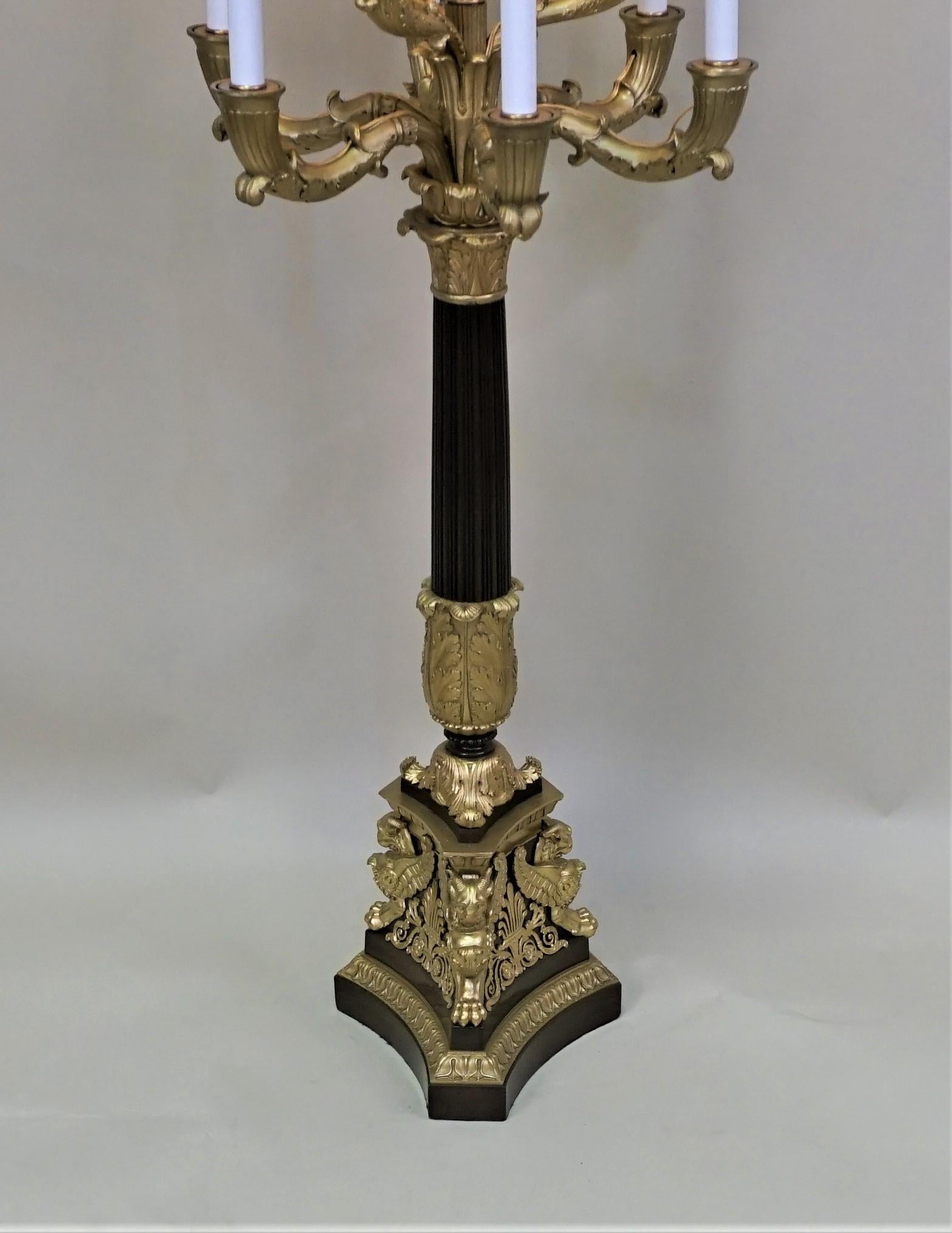 Grande lampe de table en bronze empire français à neuf candélabres.